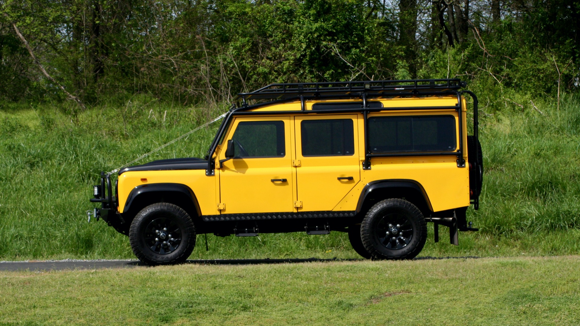 Used 1989 Land Rover DEFENDER 110 4x4 CUSTOM / FULLY RESTORED / FUEL INJECTION V8 / 5-SPD MANUAL for sale Sold at Formula Imports in Charlotte NC 28227 3