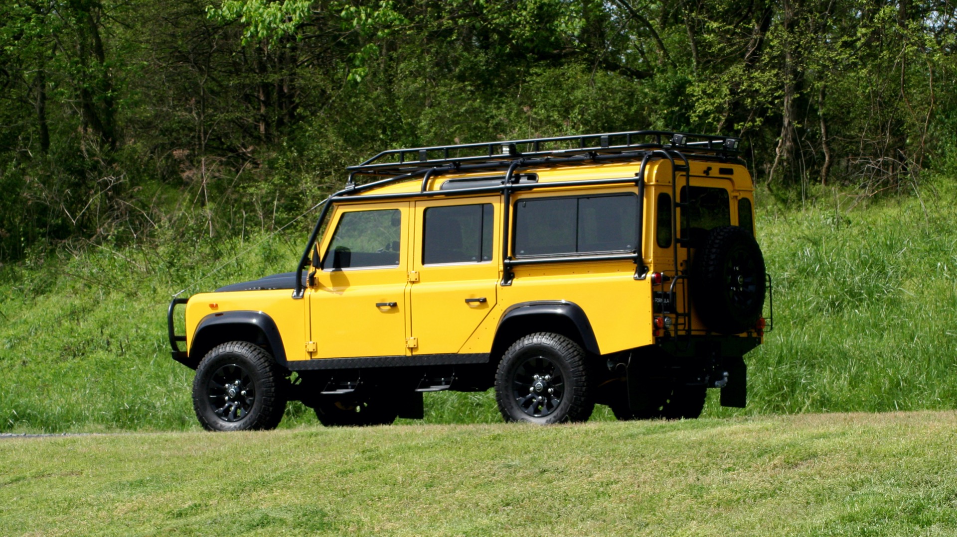 Used 1989 Land Rover DEFENDER 110 4x4 CUSTOM / FULLY RESTORED / FUEL INJECTION V8 / 5-SPD MANUAL for sale Sold at Formula Imports in Charlotte NC 28227 5