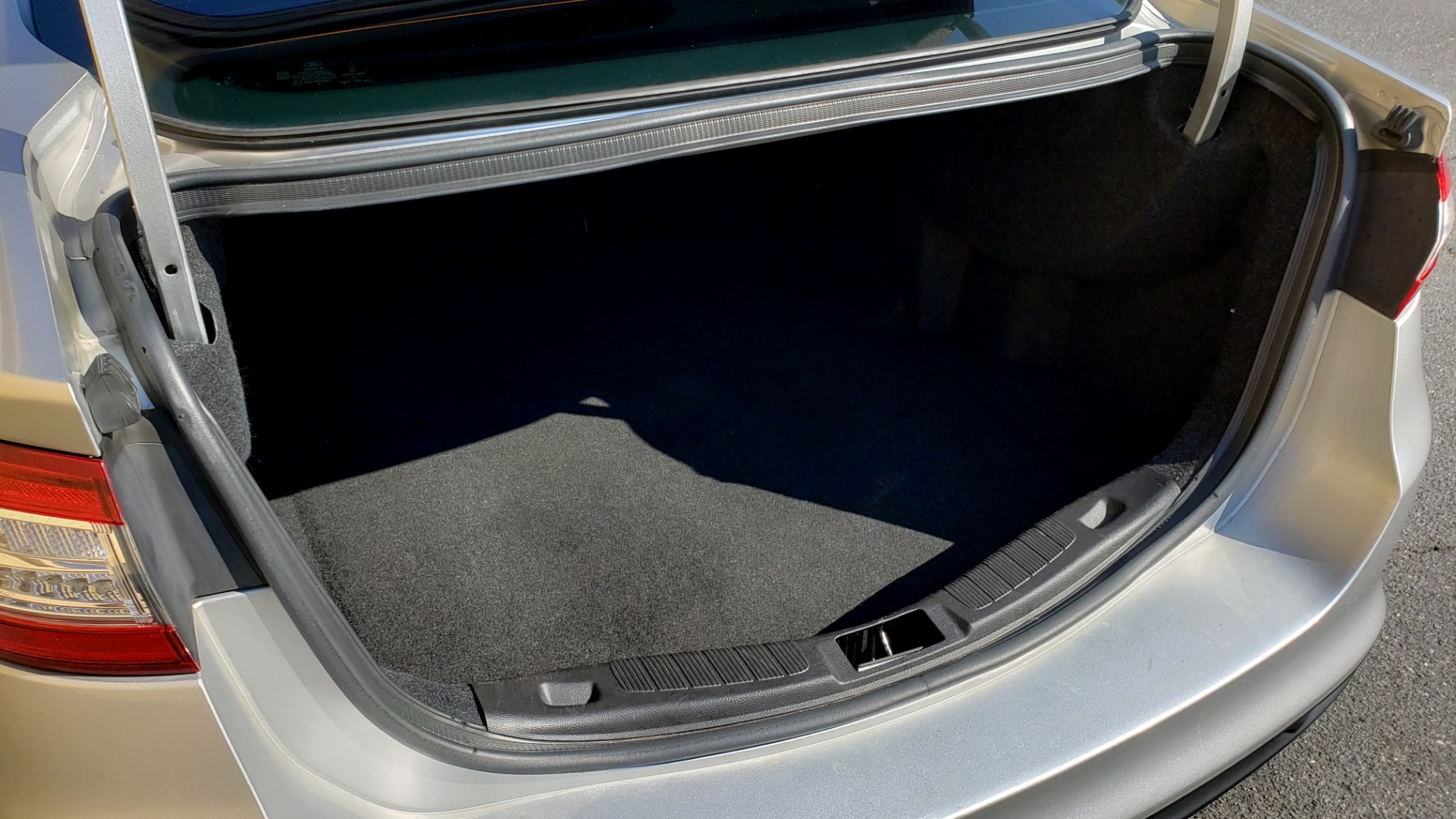 Used 2016 Ford FUSION SE SEDAN / 4-CYL / 6-SPD AUTO / CLOTH SEATS / REARVIEW for sale Sold at Formula Imports in Charlotte NC 28227 14