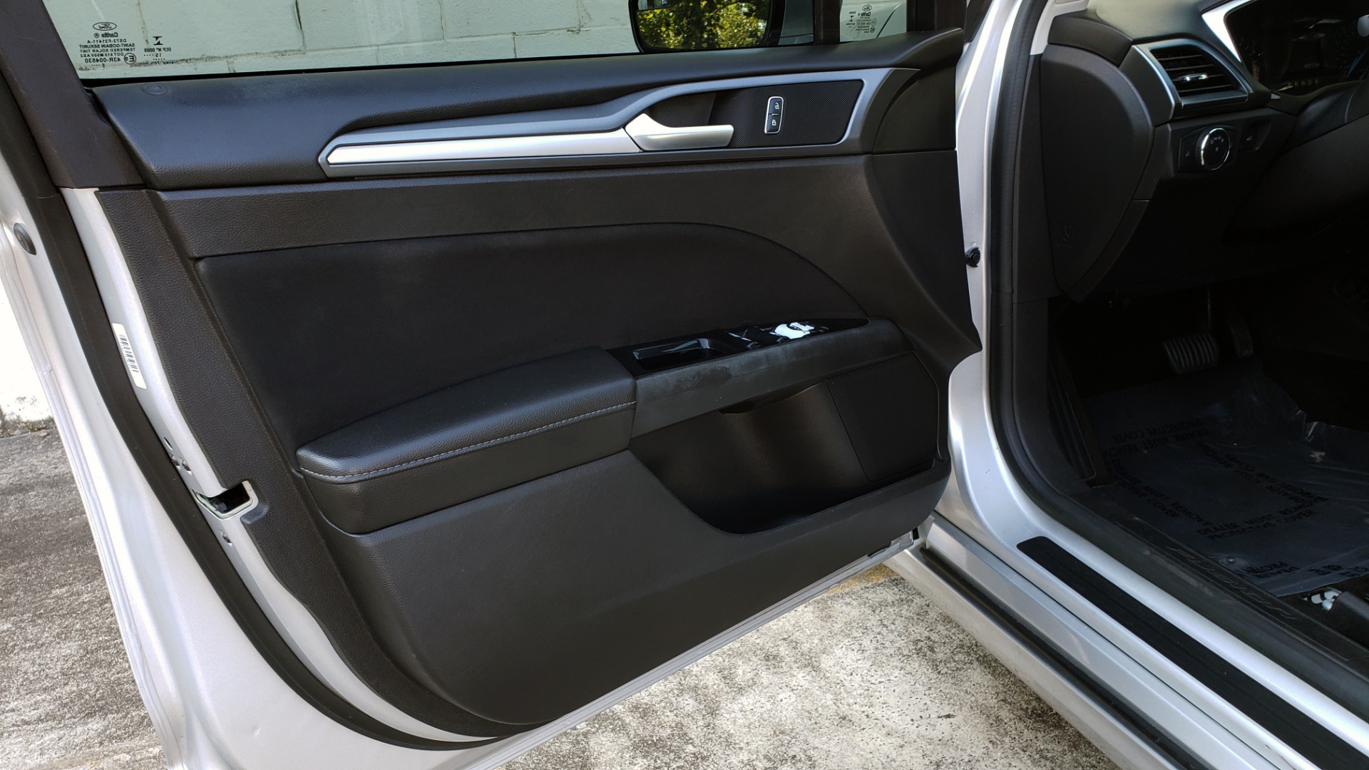Used 2016 Ford FUSION SE SEDAN / 4-CYL / 6-SPD AUTO / CLOTH SEATS / REARVIEW for sale Sold at Formula Imports in Charlotte NC 28227 16