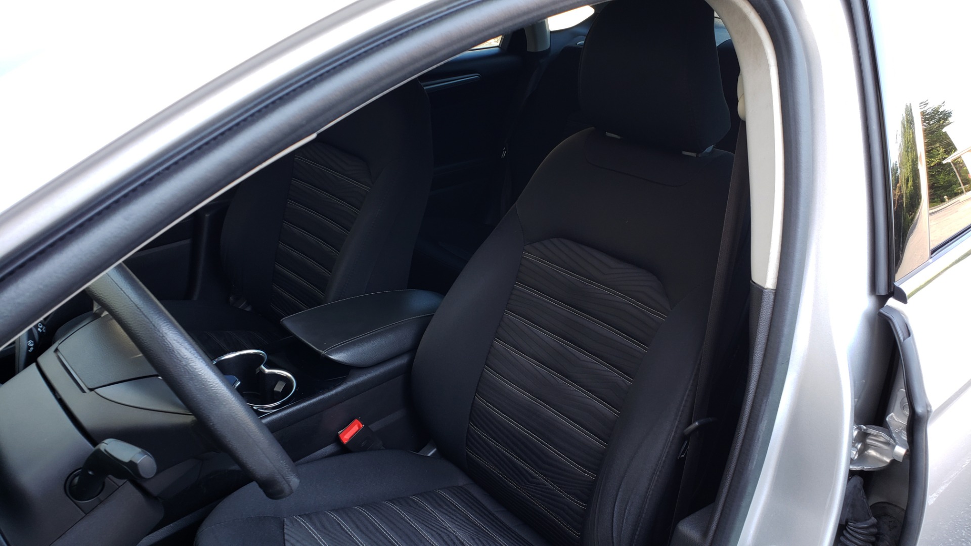 Used 2016 Ford FUSION SE SEDAN / 4-CYL / 6-SPD AUTO / CLOTH SEATS / REARVIEW for sale Sold at Formula Imports in Charlotte NC 28227 19