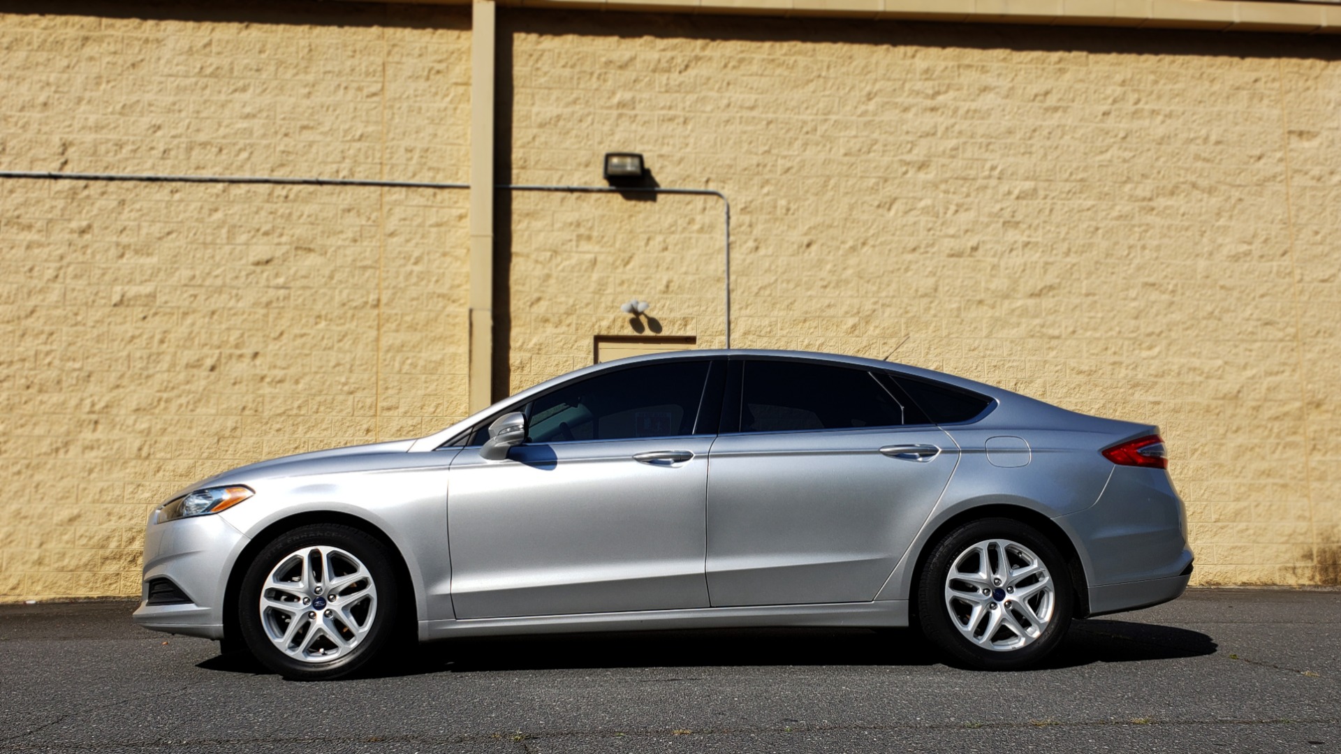 Used 2016 Ford FUSION SE SEDAN / 4-CYL / 6-SPD AUTO / CLOTH SEATS / REARVIEW for sale Sold at Formula Imports in Charlotte NC 28227 2