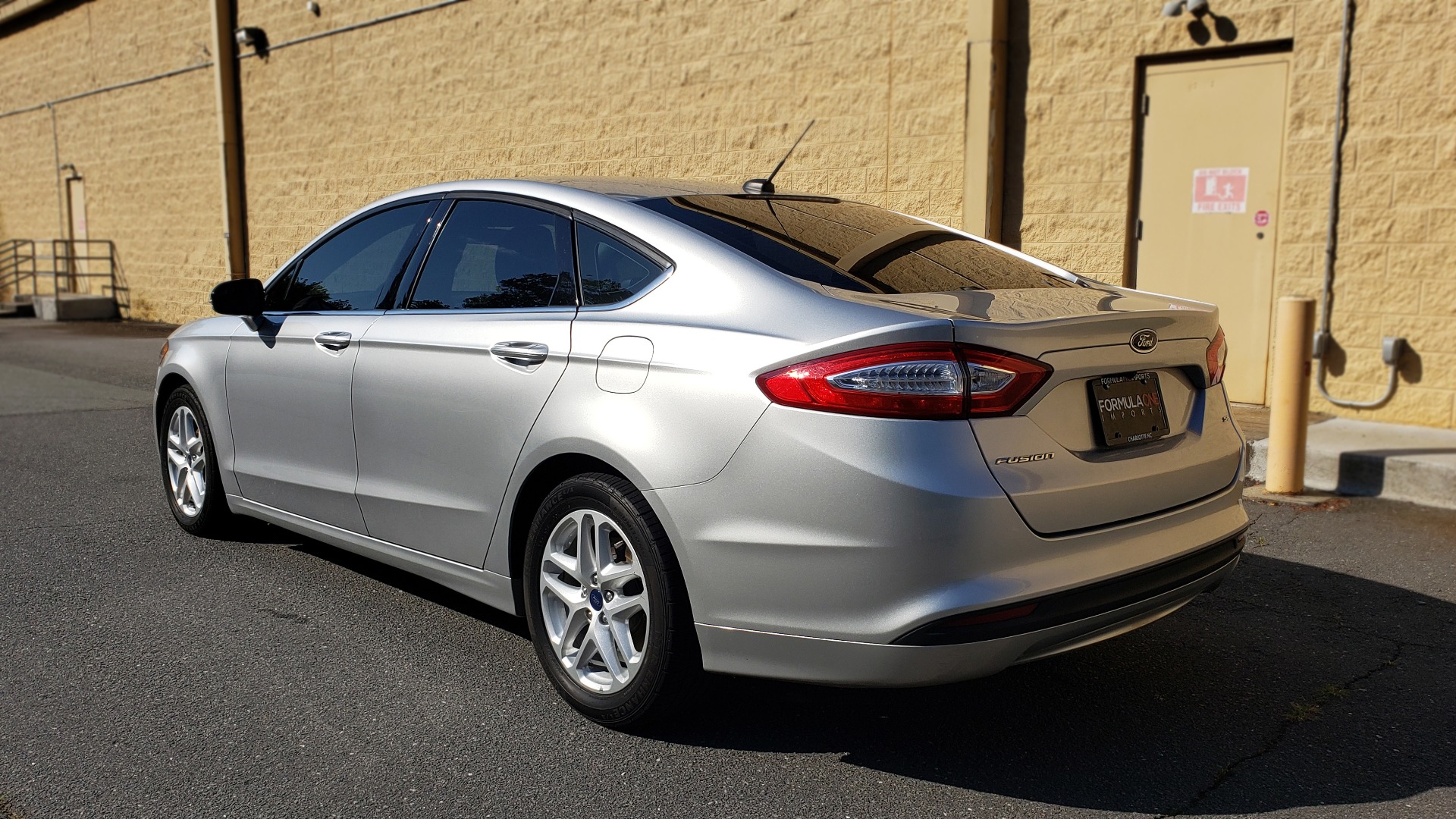 Used 2016 Ford FUSION SE SEDAN / 4-CYL / 6-SPD AUTO / CLOTH SEATS / REARVIEW for sale Sold at Formula Imports in Charlotte NC 28227 3