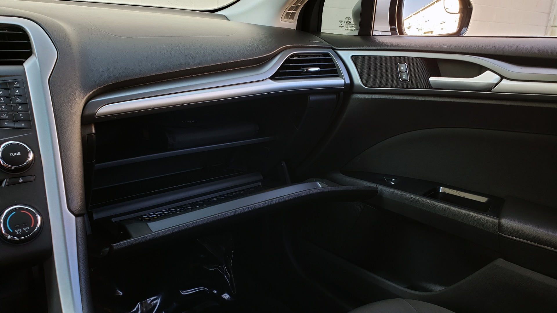 Used 2016 Ford FUSION SE SEDAN / 4-CYL / 6-SPD AUTO / CLOTH SEATS / REARVIEW for sale Sold at Formula Imports in Charlotte NC 28227 31