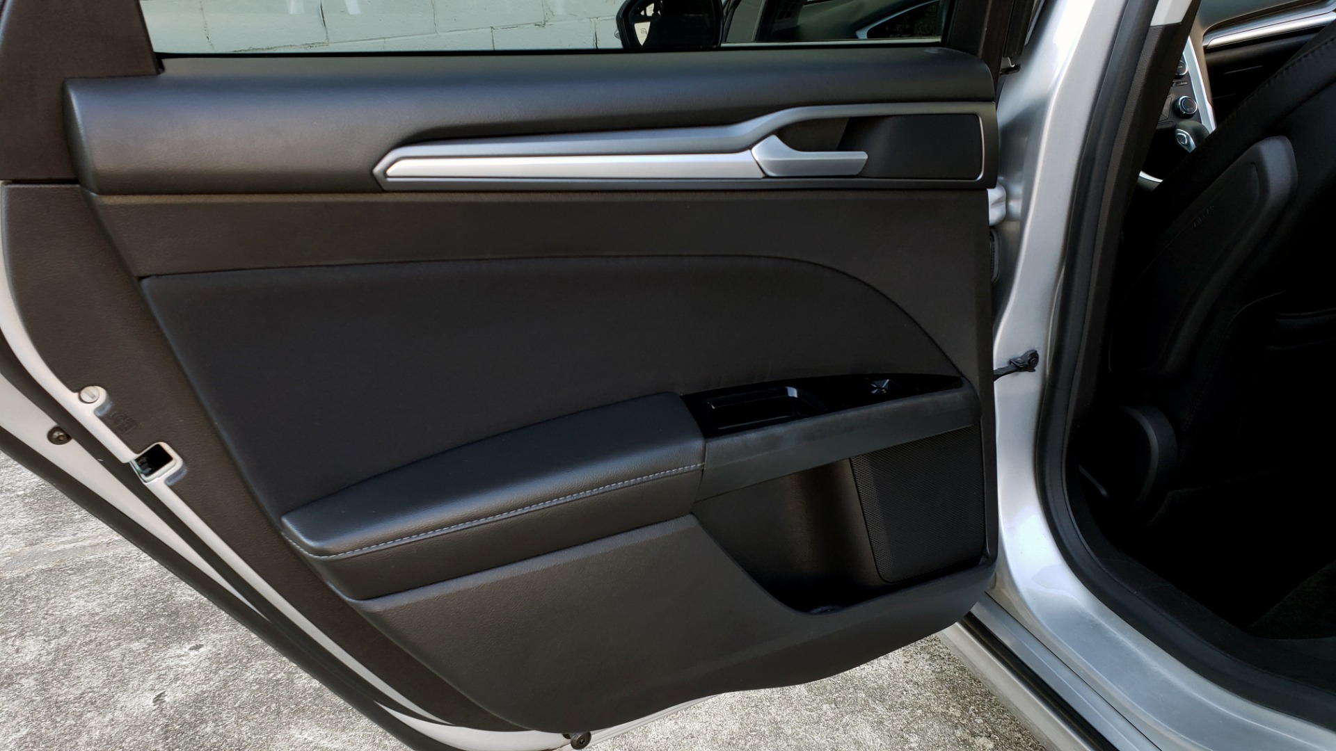 Used 2016 Ford FUSION SE SEDAN / 4-CYL / 6-SPD AUTO / CLOTH SEATS / REARVIEW for sale Sold at Formula Imports in Charlotte NC 28227 38