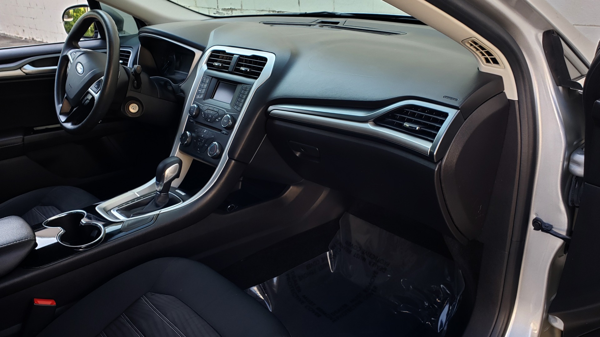 Used 2016 Ford FUSION SE SEDAN / 4-CYL / 6-SPD AUTO / CLOTH SEATS / REARVIEW for sale Sold at Formula Imports in Charlotte NC 28227 47