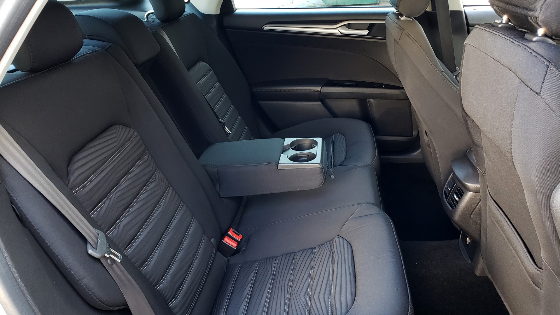 Used 2016 Ford FUSION SE SEDAN / 4-CYL / 6-SPD AUTO / CLOTH SEATS / REARVIEW for sale Sold at Formula Imports in Charlotte NC 28227 50