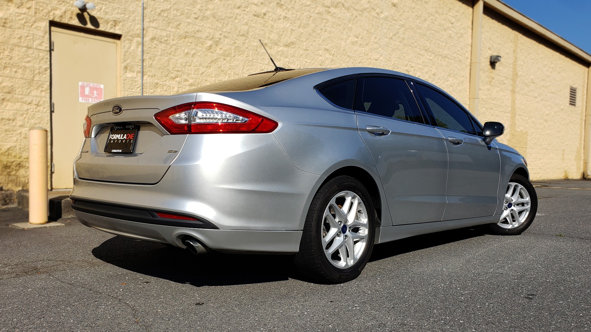 Used 2016 Ford FUSION SE SEDAN / 4-CYL / 6-SPD AUTO / CLOTH SEATS / REARVIEW for sale Sold at Formula Imports in Charlotte NC 28227 6