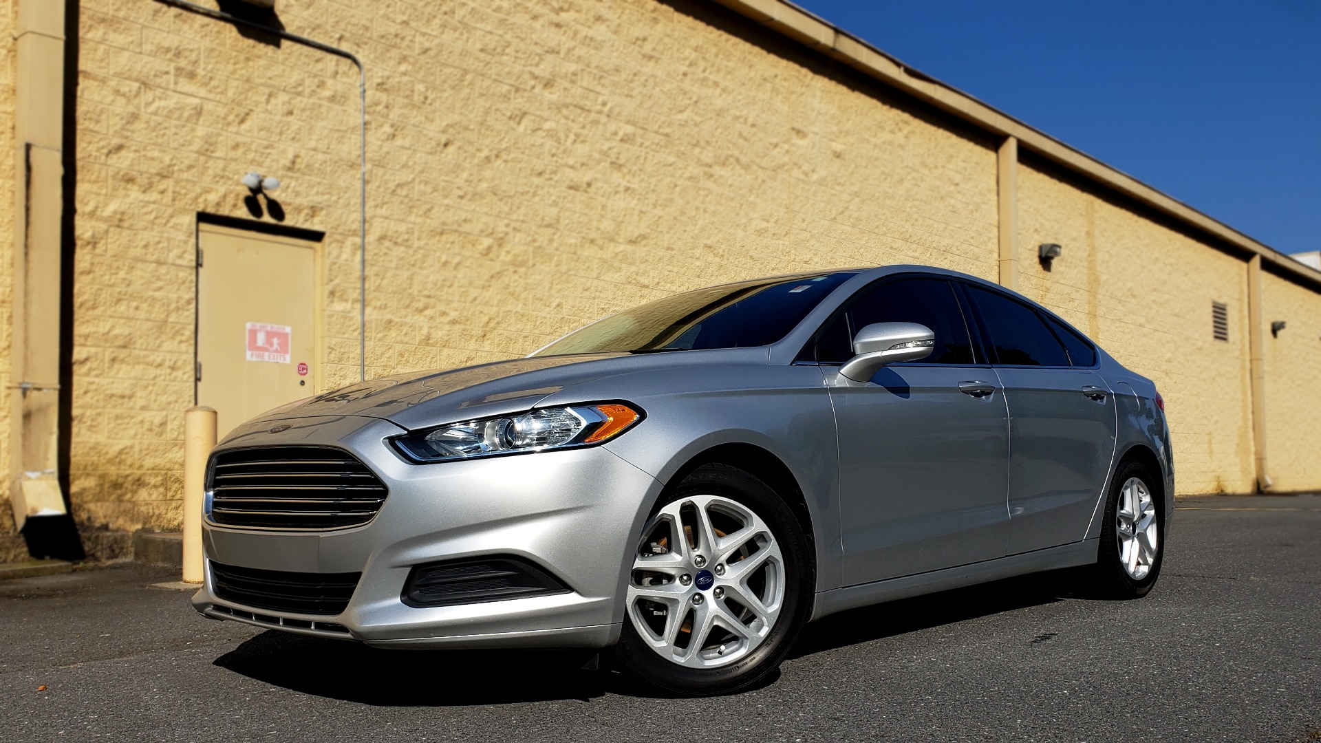Used 2016 Ford FUSION SE SEDAN / 4-CYL / 6-SPD AUTO / CLOTH SEATS / REARVIEW for sale Sold at Formula Imports in Charlotte NC 28227 1