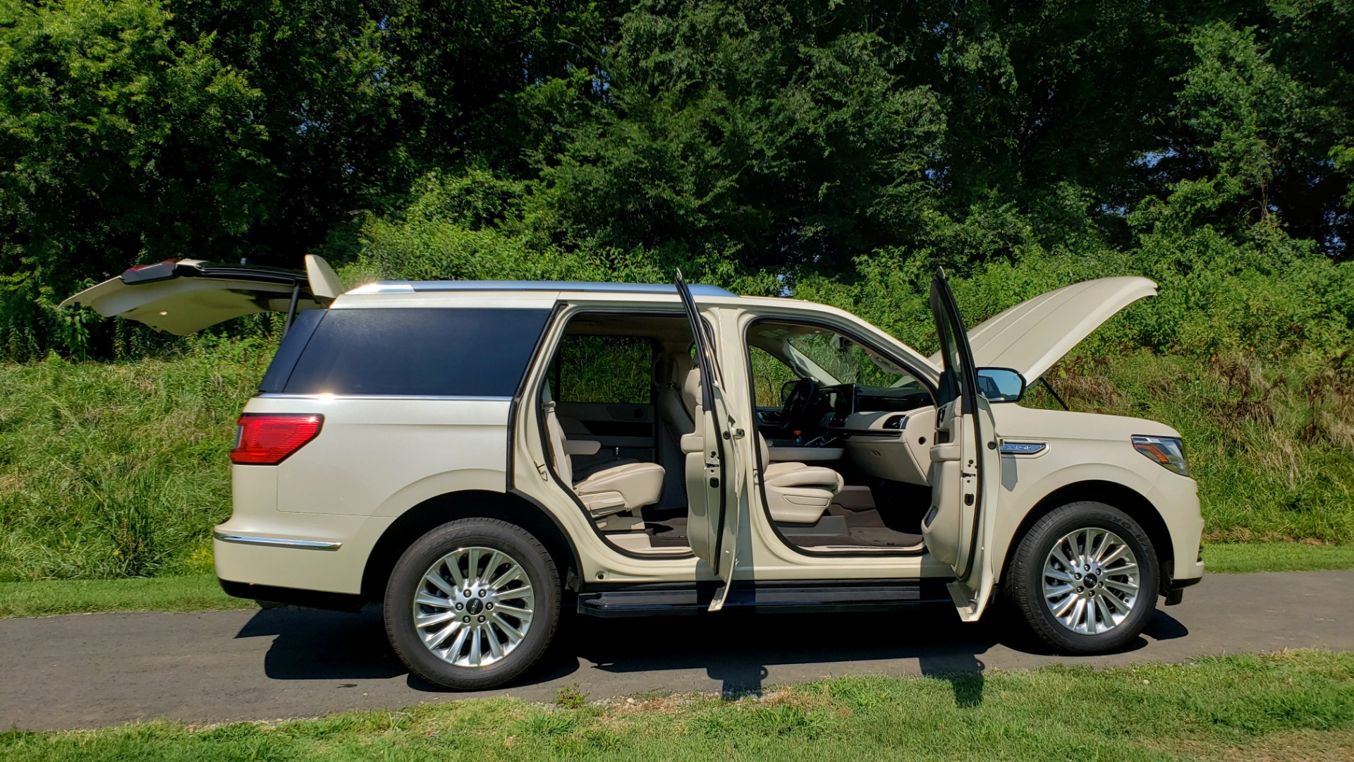 Used 2018 Lincoln NAVIGATOR PREMIERE 4X2 / TWIN-TURBO V6 / NAV / 3-ROW / REARVIEW for sale Sold at Formula Imports in Charlotte NC 28227 17