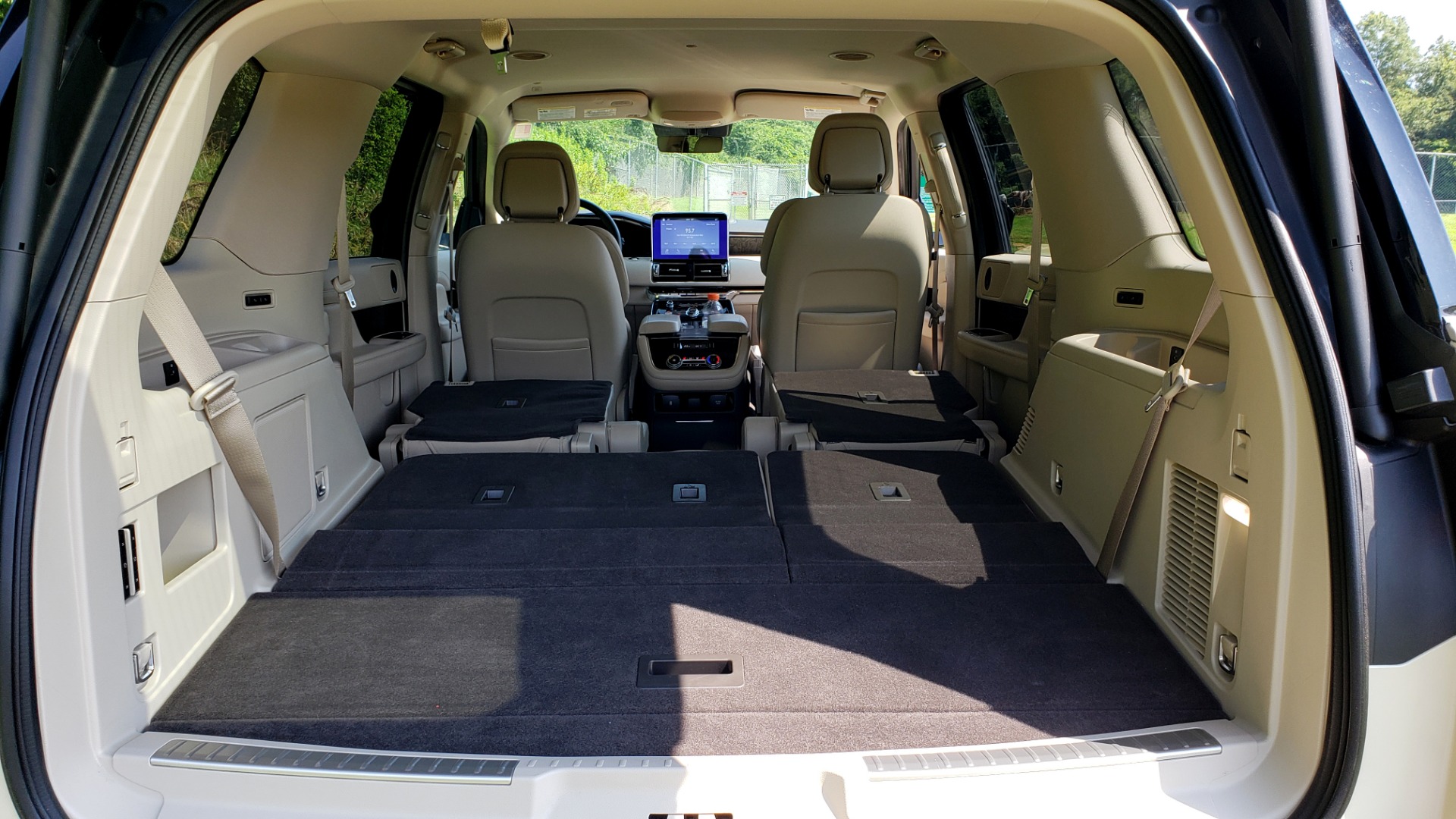 Used 2018 Lincoln NAVIGATOR PREMIERE 4X2 / TWIN-TURBO V6 / NAV / 3-ROW / REARVIEW for sale Sold at Formula Imports in Charlotte NC 28227 27