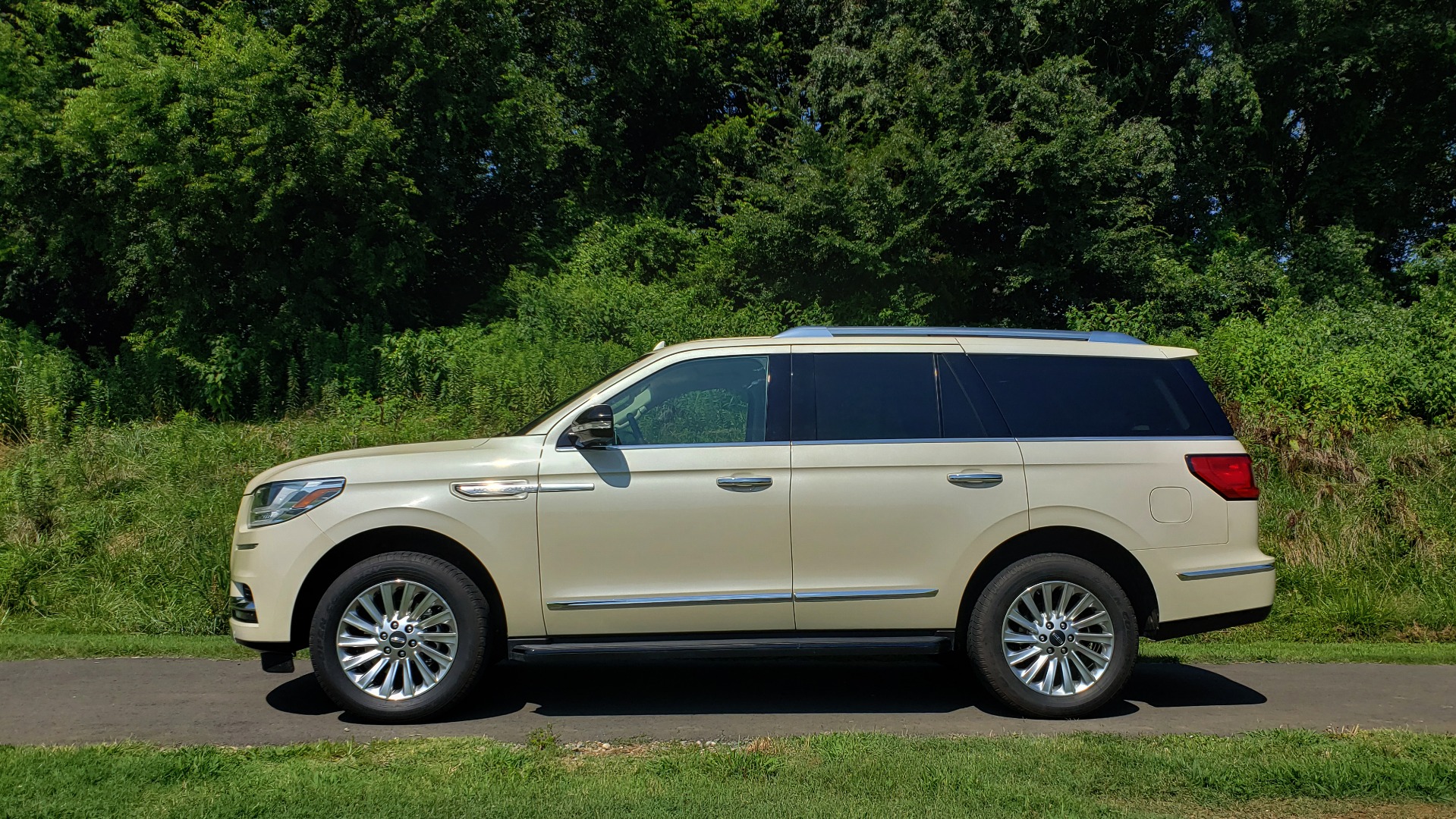 Used 2018 Lincoln NAVIGATOR PREMIERE 4X2 / TWIN-TURBO V6 / NAV / 3-ROW / REARVIEW for sale Sold at Formula Imports in Charlotte NC 28227 3