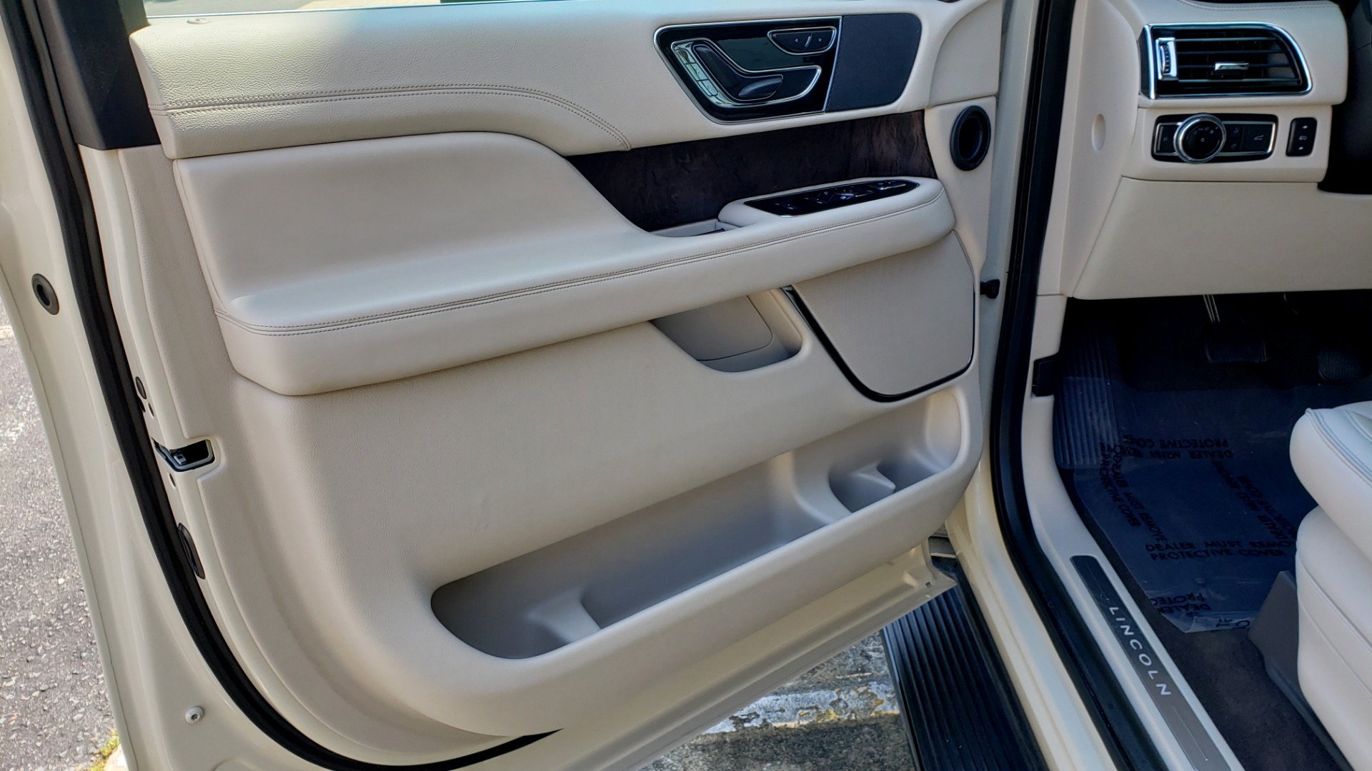 Used 2018 Lincoln NAVIGATOR PREMIERE 4X2 / TWIN-TURBO V6 / NAV / 3-ROW / REARVIEW for sale Sold at Formula Imports in Charlotte NC 28227 37