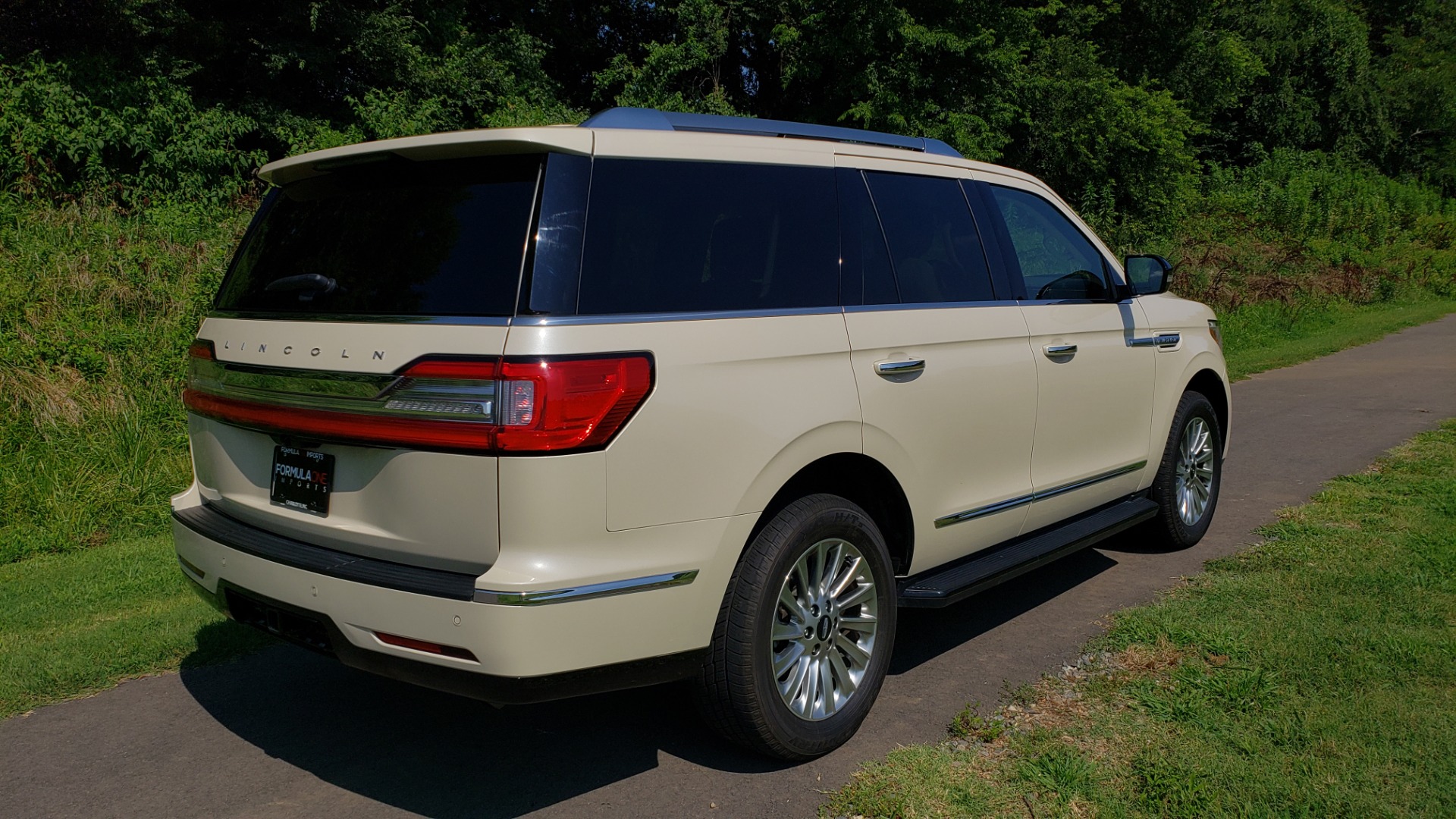 Used 2018 Lincoln NAVIGATOR PREMIERE 4X2 / TWIN-TURBO V6 / NAV / 3-ROW / REARVIEW for sale Sold at Formula Imports in Charlotte NC 28227 7