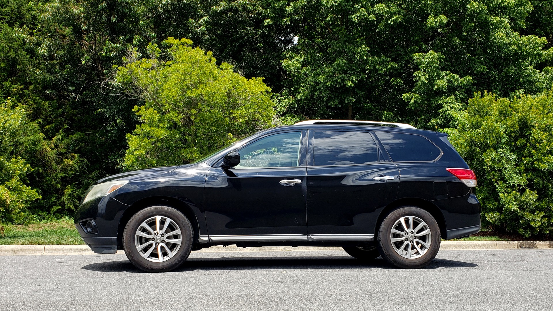 Used 2013 Nissan PATHFINDER SV 3.5L V6 / 3-ROW SEATING / TRAILER HITCH / REARVIEW for sale Sold at Formula Imports in Charlotte NC 28227 2