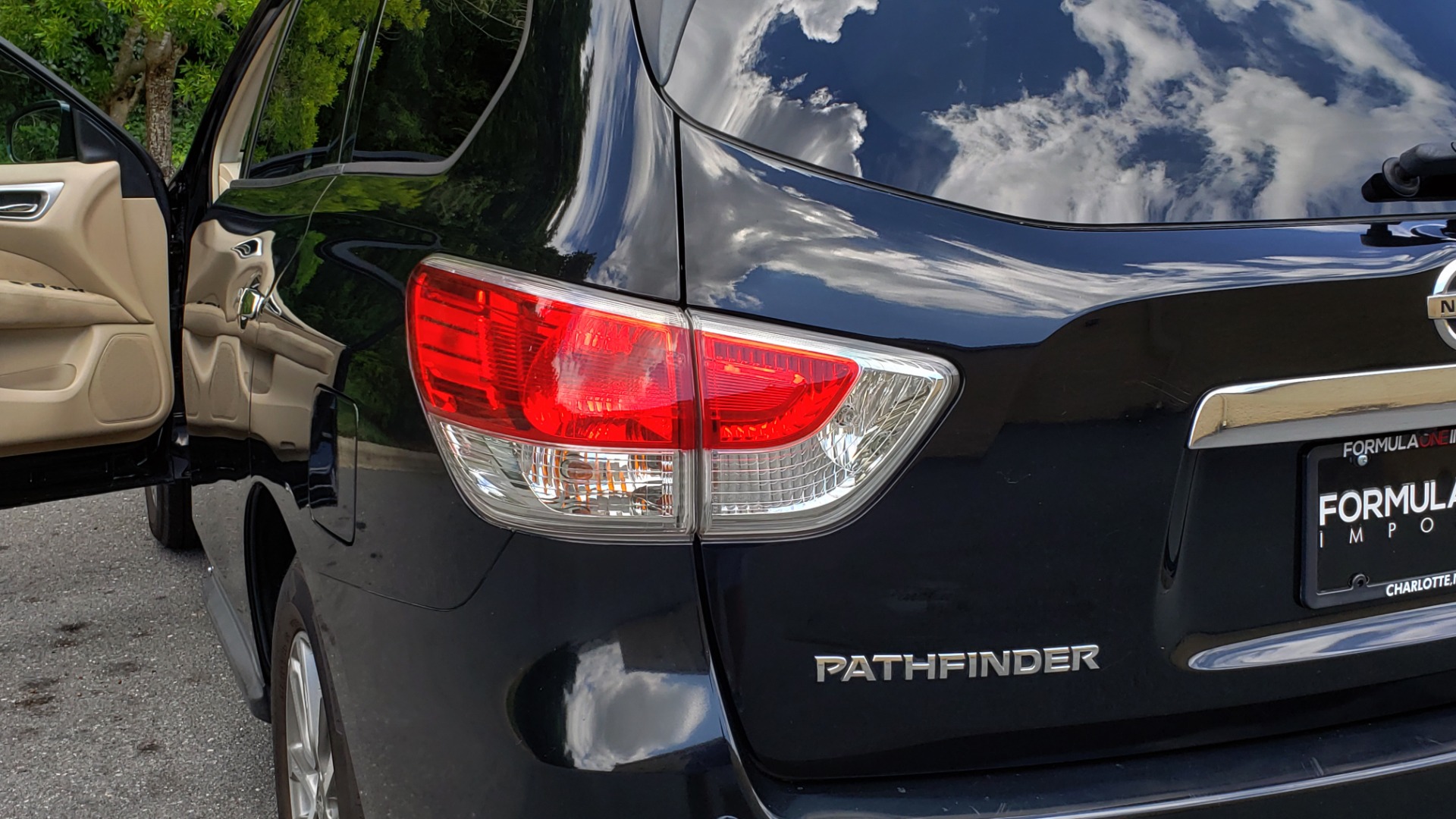 Used 2013 Nissan PATHFINDER SV 3.5L V6 / 3-ROW SEATING / TRAILER HITCH / REARVIEW for sale Sold at Formula Imports in Charlotte NC 28227 24