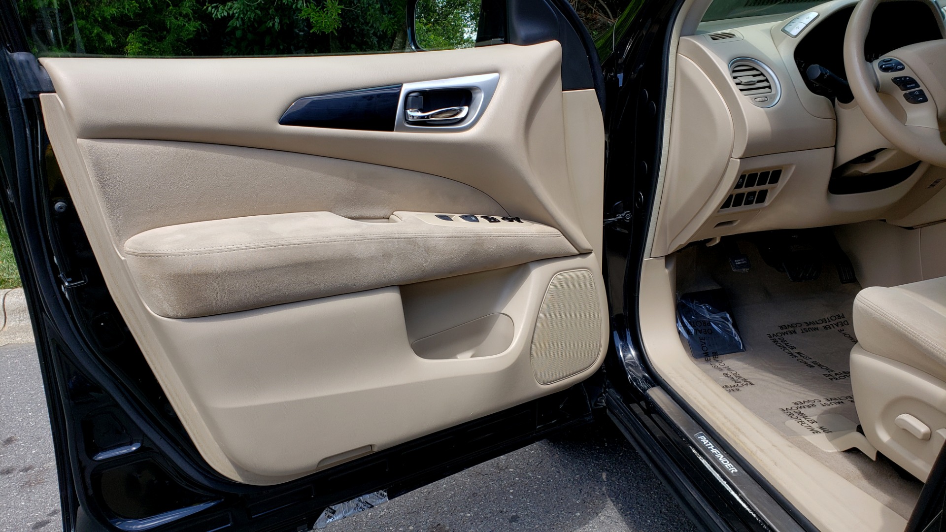 Used 2013 Nissan PATHFINDER SV 3.5L V6 / 3-ROW SEATING / TRAILER HITCH / REARVIEW for sale Sold at Formula Imports in Charlotte NC 28227 28