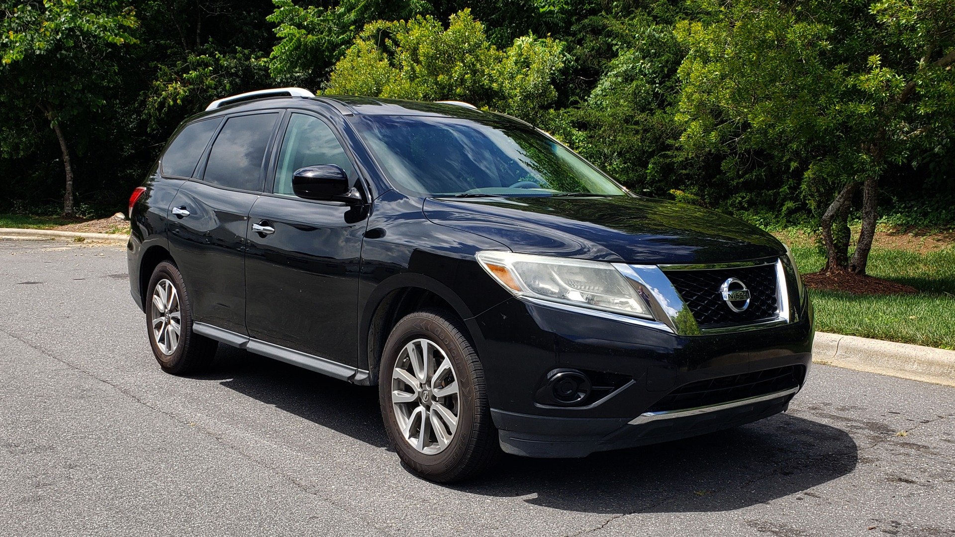 Used 2013 Nissan PATHFINDER SV 3.5L V6 / 3-ROW SEATING / TRAILER HITCH / REARVIEW for sale Sold at Formula Imports in Charlotte NC 28227 4