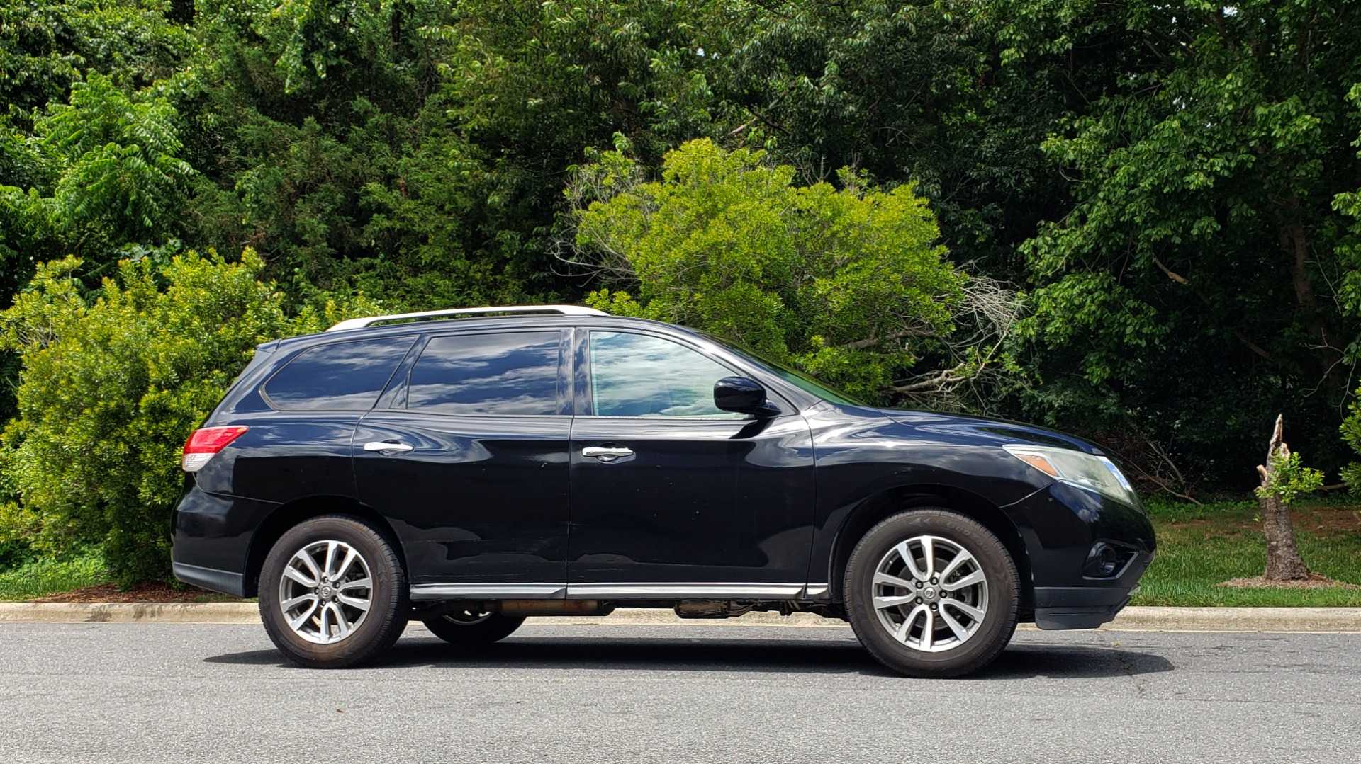 Used 2013 Nissan PATHFINDER SV 3.5L V6 / 3-ROW SEATING / TRAILER HITCH / REARVIEW for sale Sold at Formula Imports in Charlotte NC 28227 5