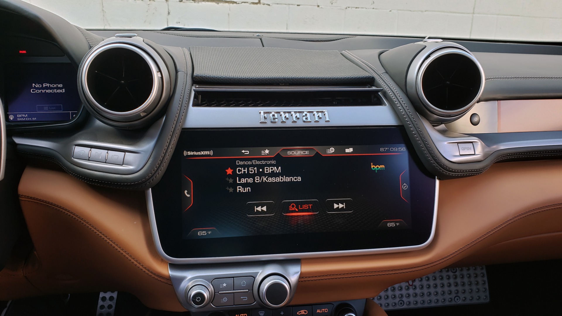 Used 2017 Ferrari GTC4 LUSSO AWD / PANO-ROOF / APPLE CAR PLAY / SUSP LIFT / JBL SOUND for sale $191,999 at Formula Imports in Charlotte NC 28227 70