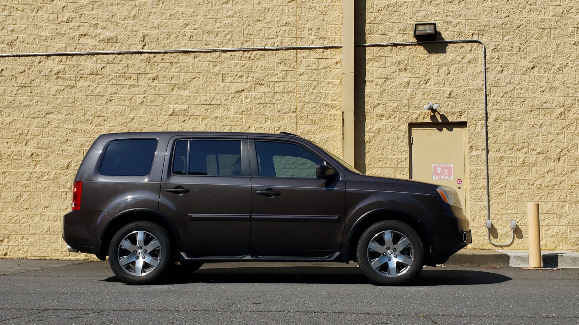 Used 2014 Honda PILOT EX-L / SUNROOF / HTD STS / DUAL-ZONE CLIMATE / REARVIEW for sale Sold at Formula Imports in Charlotte NC 28227 5