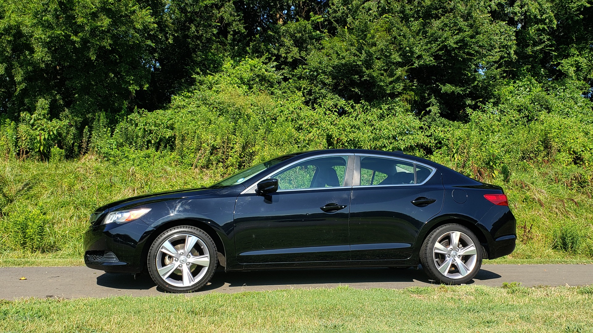 Used 2014 Acura ILX 4DR-SEDAN 2.0L / 5-SPD AUTO / SNRF / DUAL-ZONE CLIMATE / REARVIEW for sale Sold at Formula Imports in Charlotte NC 28227 2