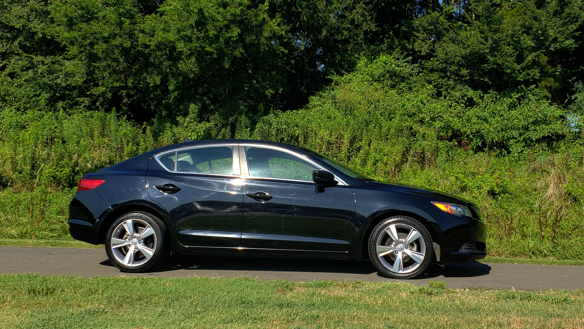 Used 2014 Acura ILX 4DR-SEDAN 2.0L / 5-SPD AUTO / SNRF / DUAL-ZONE CLIMATE / REARVIEW for sale Sold at Formula Imports in Charlotte NC 28227 5