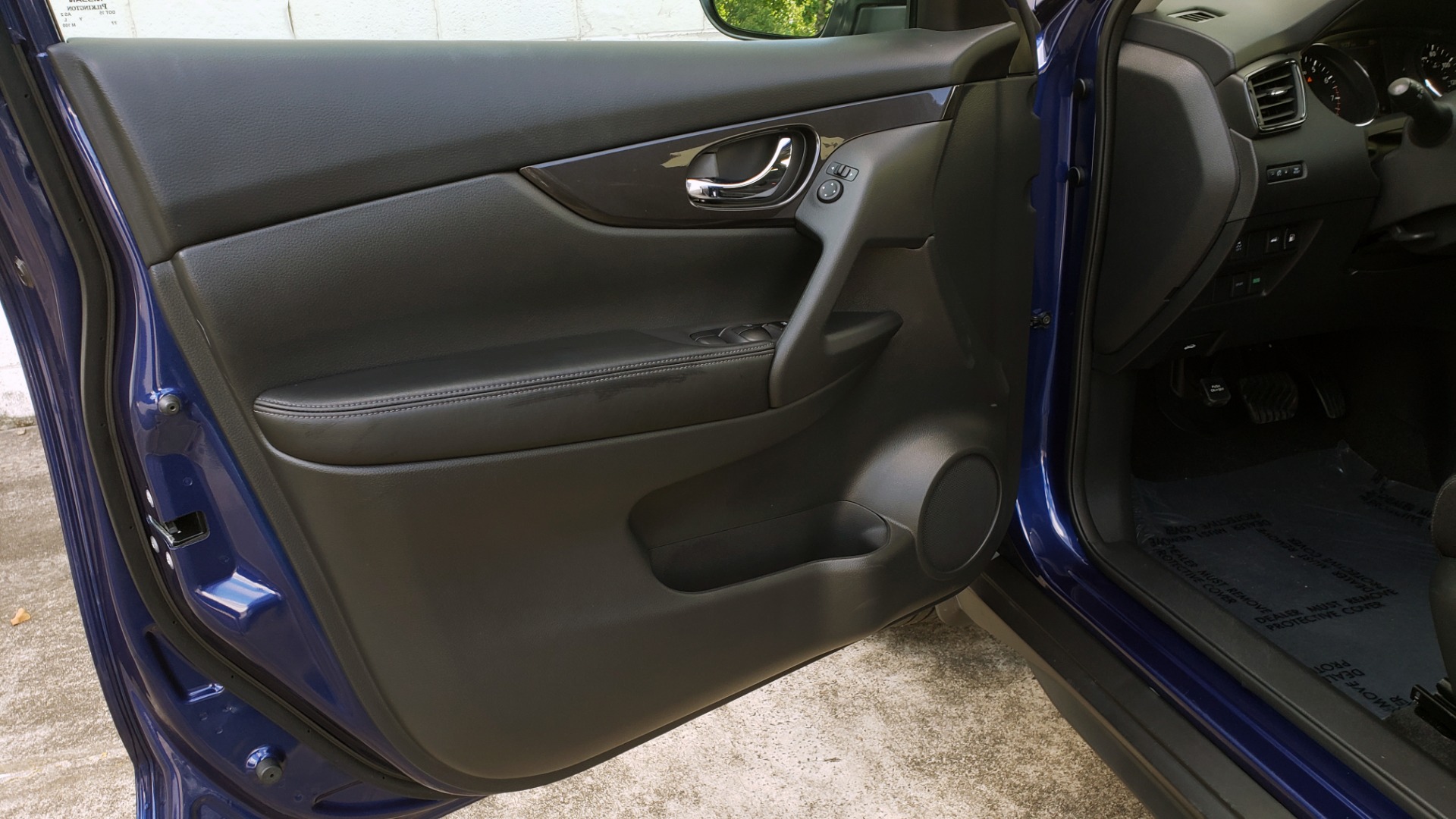 Used 2018 Nissan ROGUE SV / FWD / DUAL-ZONE CLIMATE / HEATED SEATS / REARVIEW for sale Sold at Formula Imports in Charlotte NC 28227 30