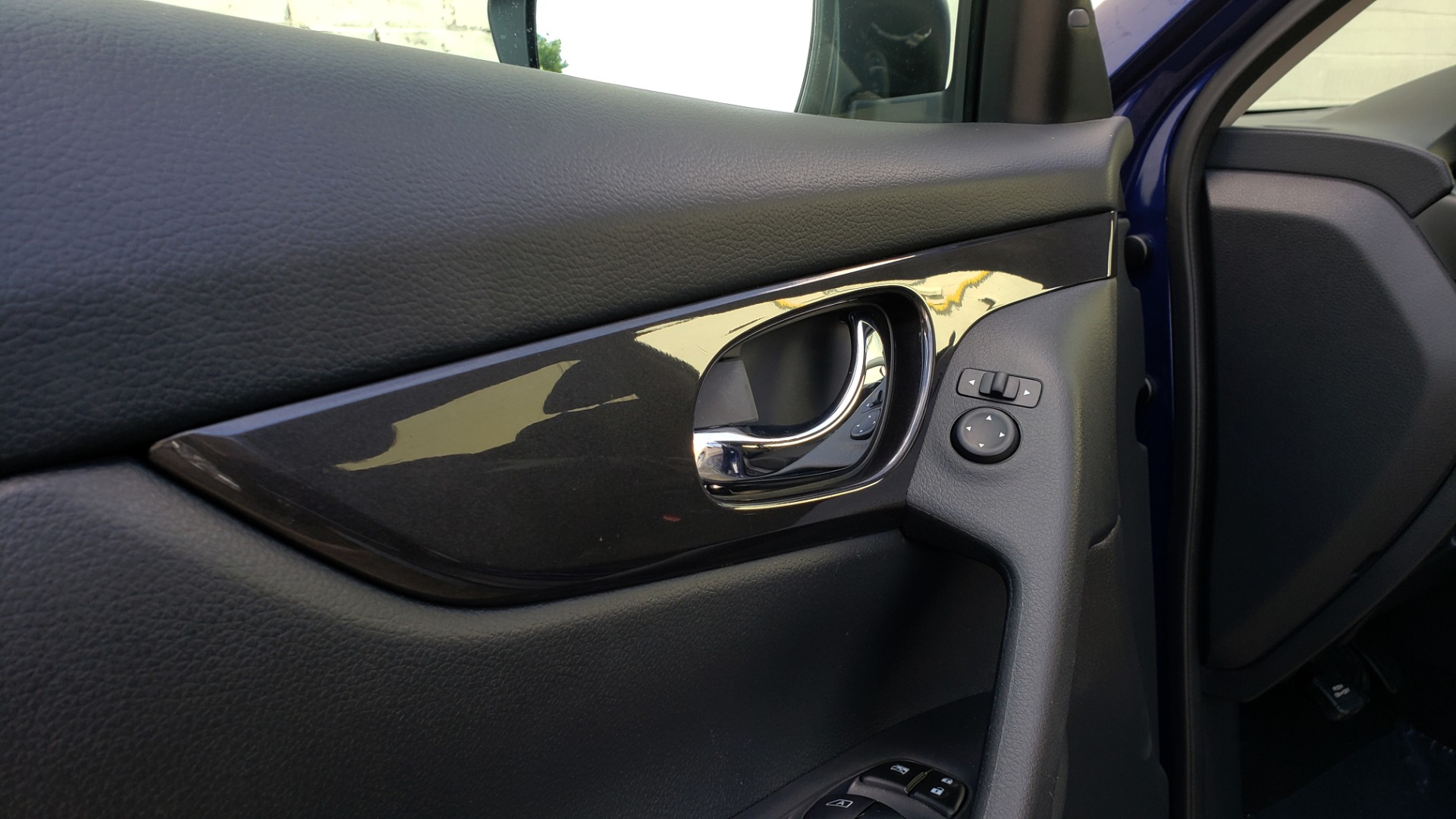 Used 2018 Nissan ROGUE SV / FWD / DUAL-ZONE CLIMATE / HEATED SEATS / REARVIEW for sale Sold at Formula Imports in Charlotte NC 28227 31