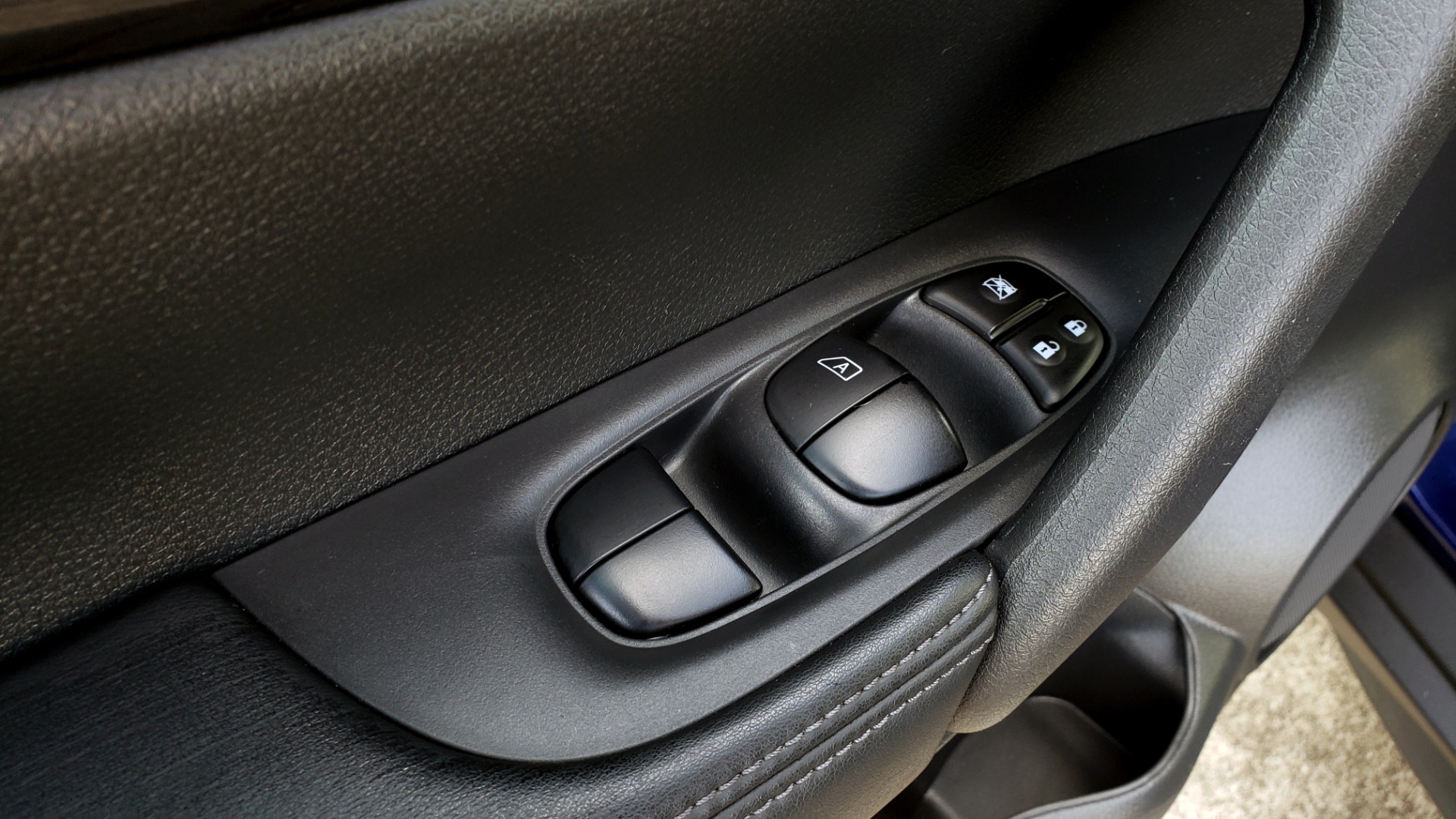 Used 2018 Nissan ROGUE SV / FWD / DUAL-ZONE CLIMATE / HEATED SEATS / REARVIEW for sale Sold at Formula Imports in Charlotte NC 28227 32