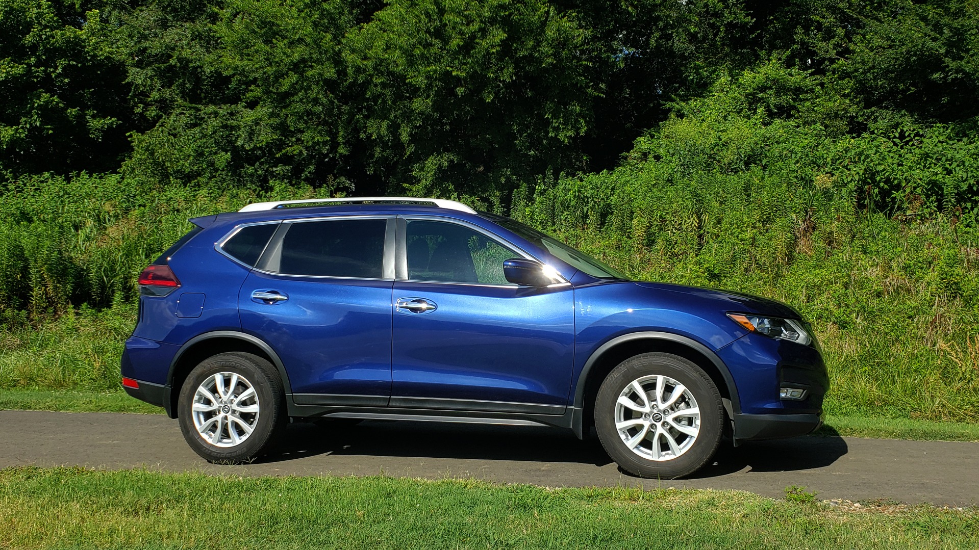 Used 2018 Nissan ROGUE SV / FWD / DUAL-ZONE CLIMATE / HEATED SEATS / REARVIEW for sale Sold at Formula Imports in Charlotte NC 28227 5