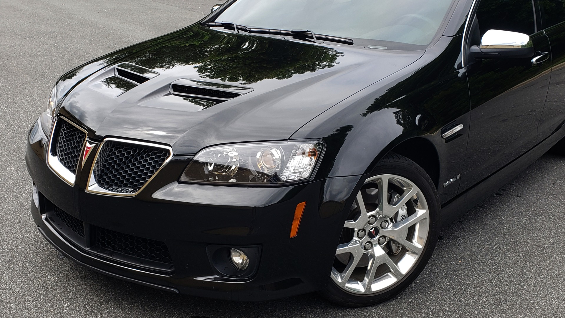 Used 2009 Pontiac G8 GXP / 6.2L LS3 V8 / 6-SPD AUTO / SUNROOF / 19IN WHEELS for sale Sold at Formula Imports in Charlotte NC 28227 3
