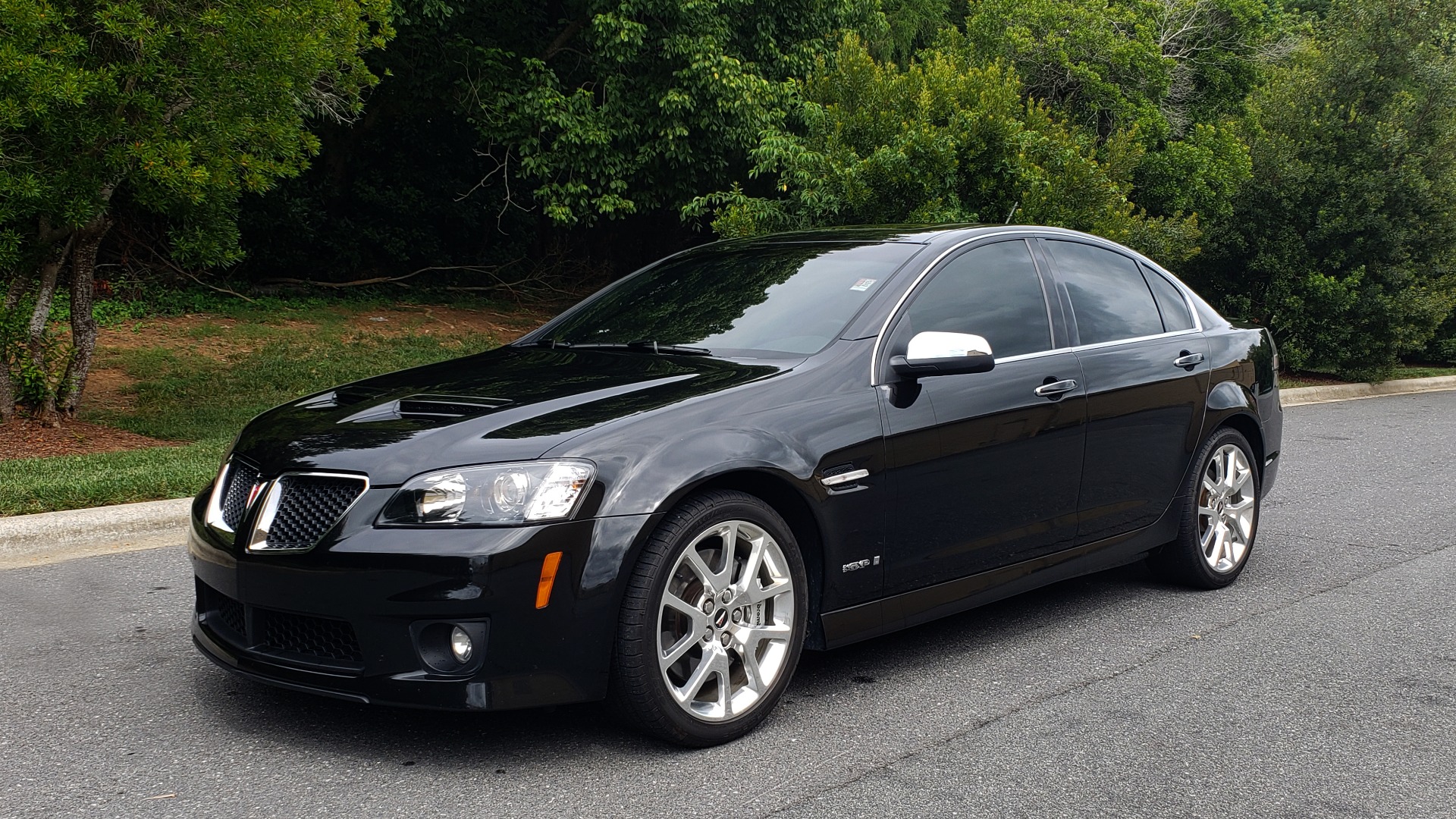 Used 2009 Pontiac G8 GXP / 6.2L LS3 V8 / 6-SPD AUTO / SUNROOF / 19IN WHEELS for sale Sold at Formula Imports in Charlotte NC 28227 4