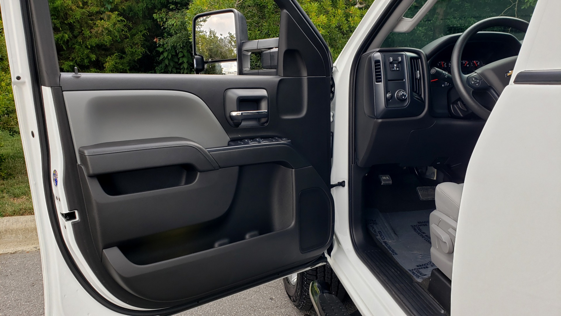 Used 2019 Chevrolet SILVERADO 2500HD WORK TRUCK / CREW CAB / 6.0L V8 / 4WD / BEDLINER for sale Sold at Formula Imports in Charlotte NC 28227 33