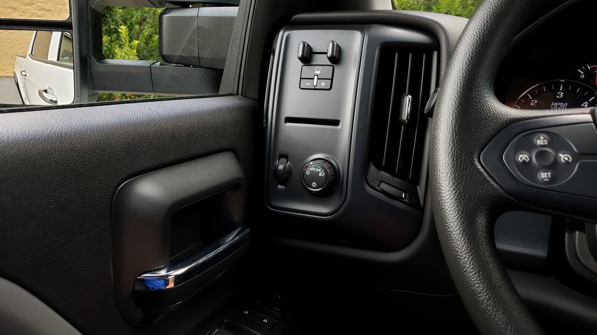 Used 2019 Chevrolet SILVERADO 2500HD WORK TRUCK / CREW CAB / 6.0L V8 / 4WD / BEDLINER for sale Sold at Formula Imports in Charlotte NC 28227 40