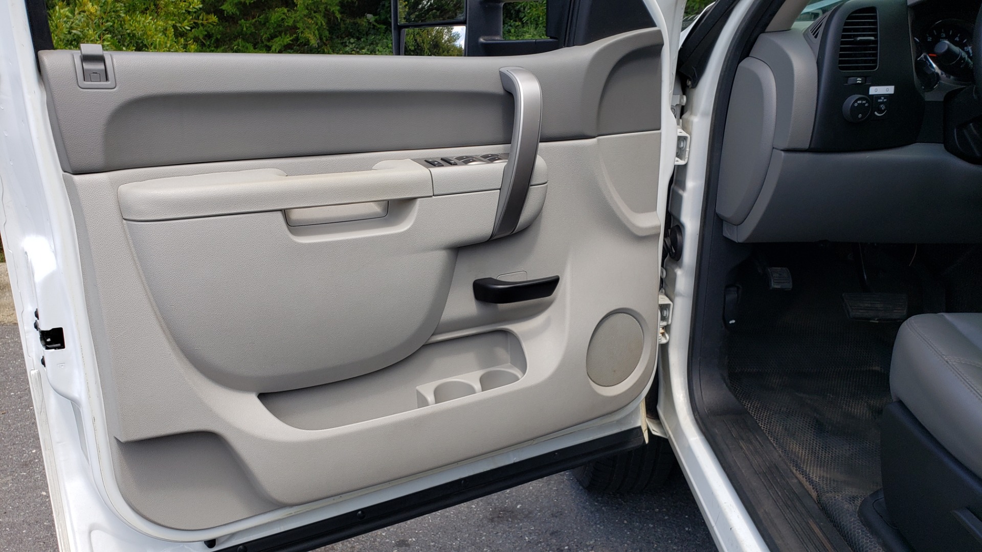 Used 2013 Chevrolet SILVERADO 2500HD 4x4/ CREW CAB/ 6.0L V8/SERVICE BODY/ CRUISE/ HITCH for sale Sold at Formula Imports in Charlotte NC 28227 28