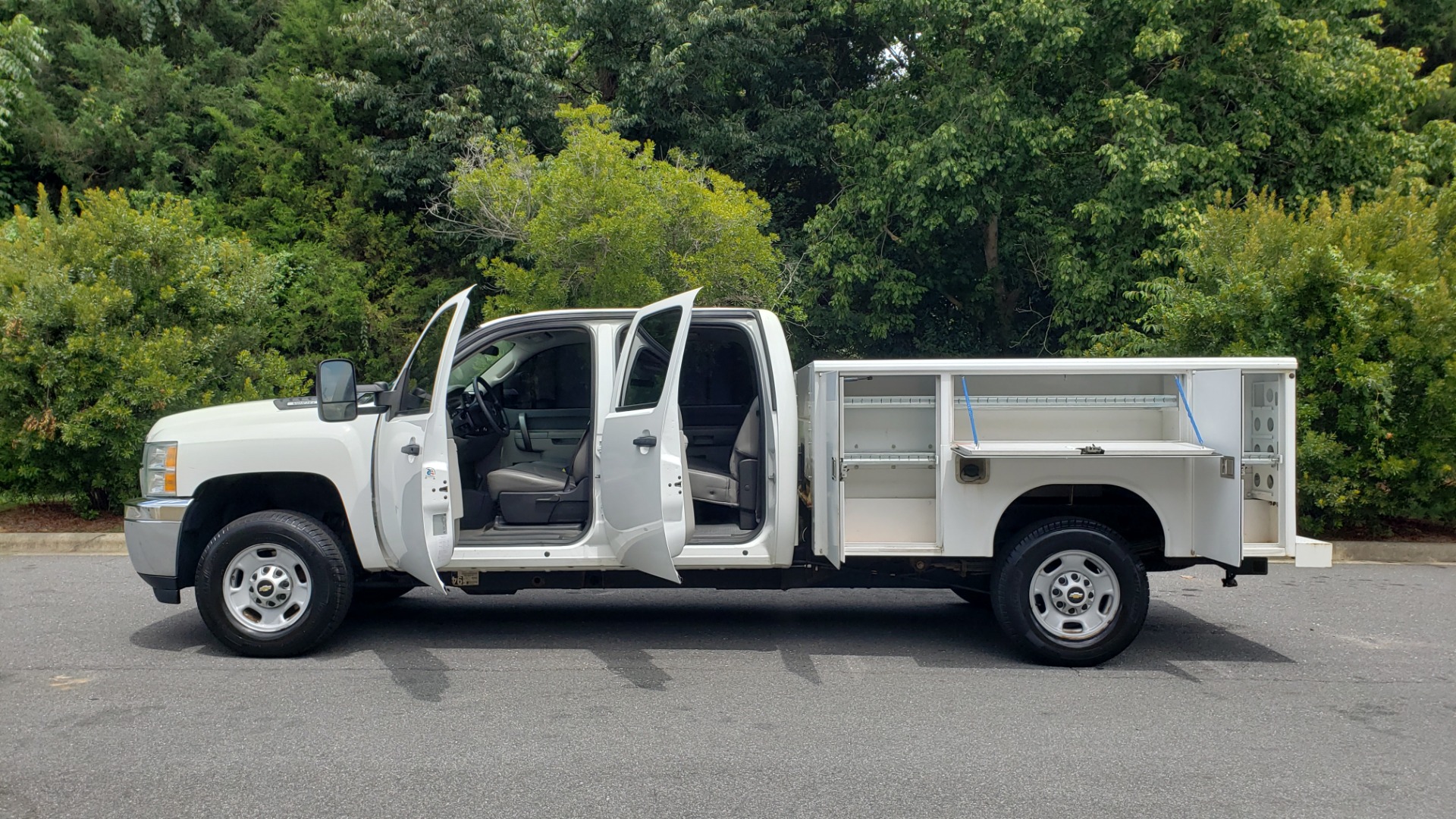 Used 2013 Chevrolet SILVERADO 2500HD 4x4/ CREW CAB/ 6.0L V8/SERVICE BODY/ CRUISE/ HITCH for sale Sold at Formula Imports in Charlotte NC 28227 5