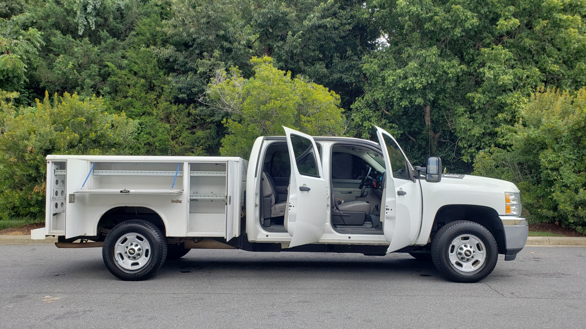 Used 2013 Chevrolet SILVERADO 2500HD 4x4/ CREW CAB/ 6.0L V8/SERVICE BODY/ CRUISE/ HITCH for sale Sold at Formula Imports in Charlotte NC 28227 7