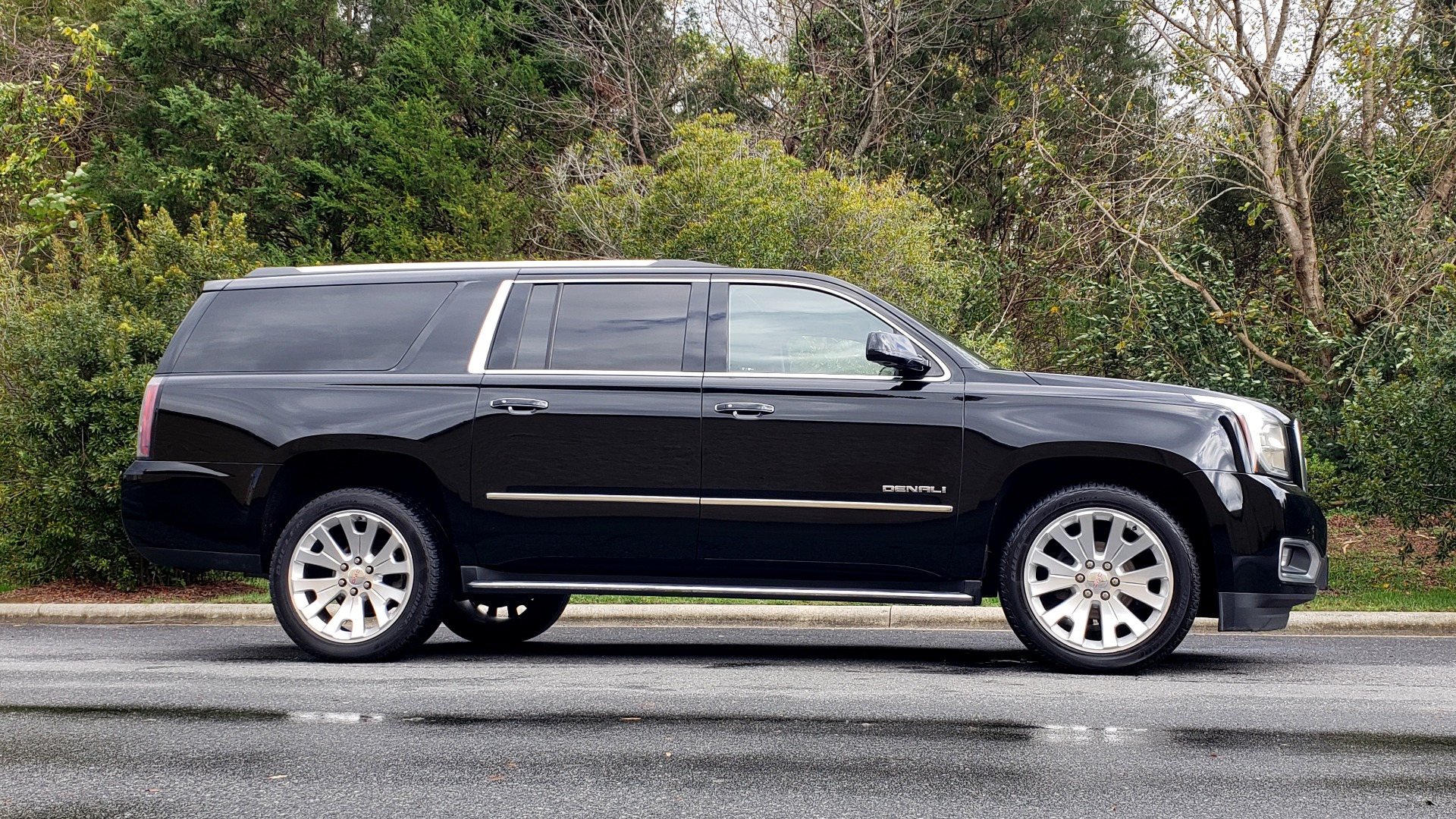 Used 2017 GMC YUKON XL DENALI 4WD / NAV / SUNROOF / ENT / 3-ROWS / BOSE / REARVIEW for sale Sold at Formula Imports in Charlotte NC 28227 5