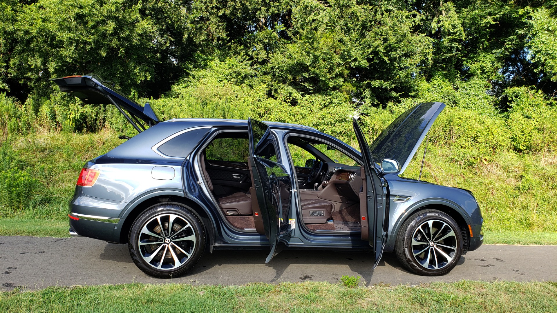 Used 2017 Bentley BENTAYGA W12 600HP / NAV / HTD SEATS / PANO-ROOF / REARVIEW for sale Sold at Formula Imports in Charlotte NC 28227 26