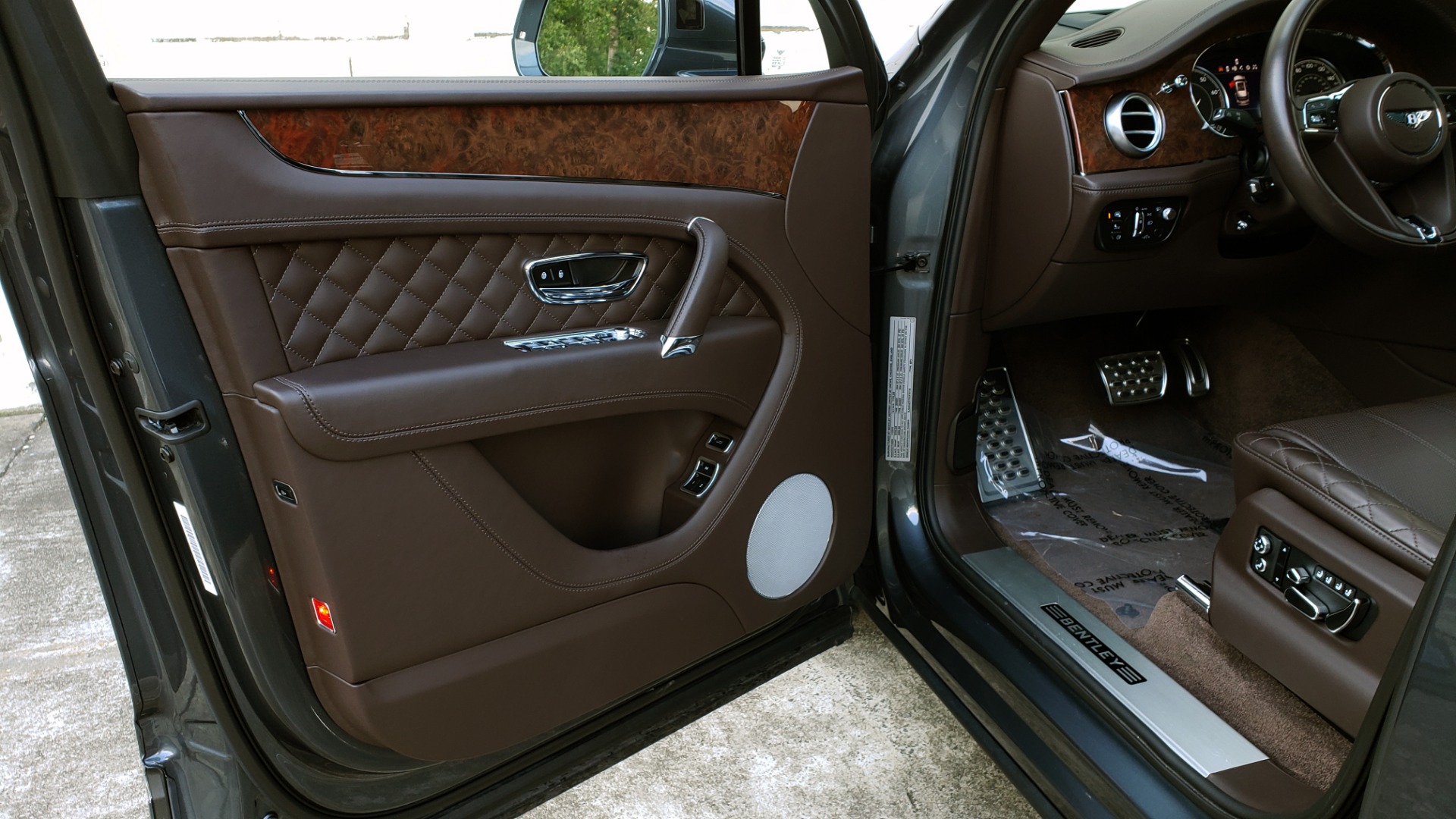 Used 2017 Bentley BENTAYGA W12 600HP / NAV / HUD / PANO-ROOF / VENT SEATS / REARVIEW for sale $144,995 at Formula Imports in Charlotte NC 28227 43