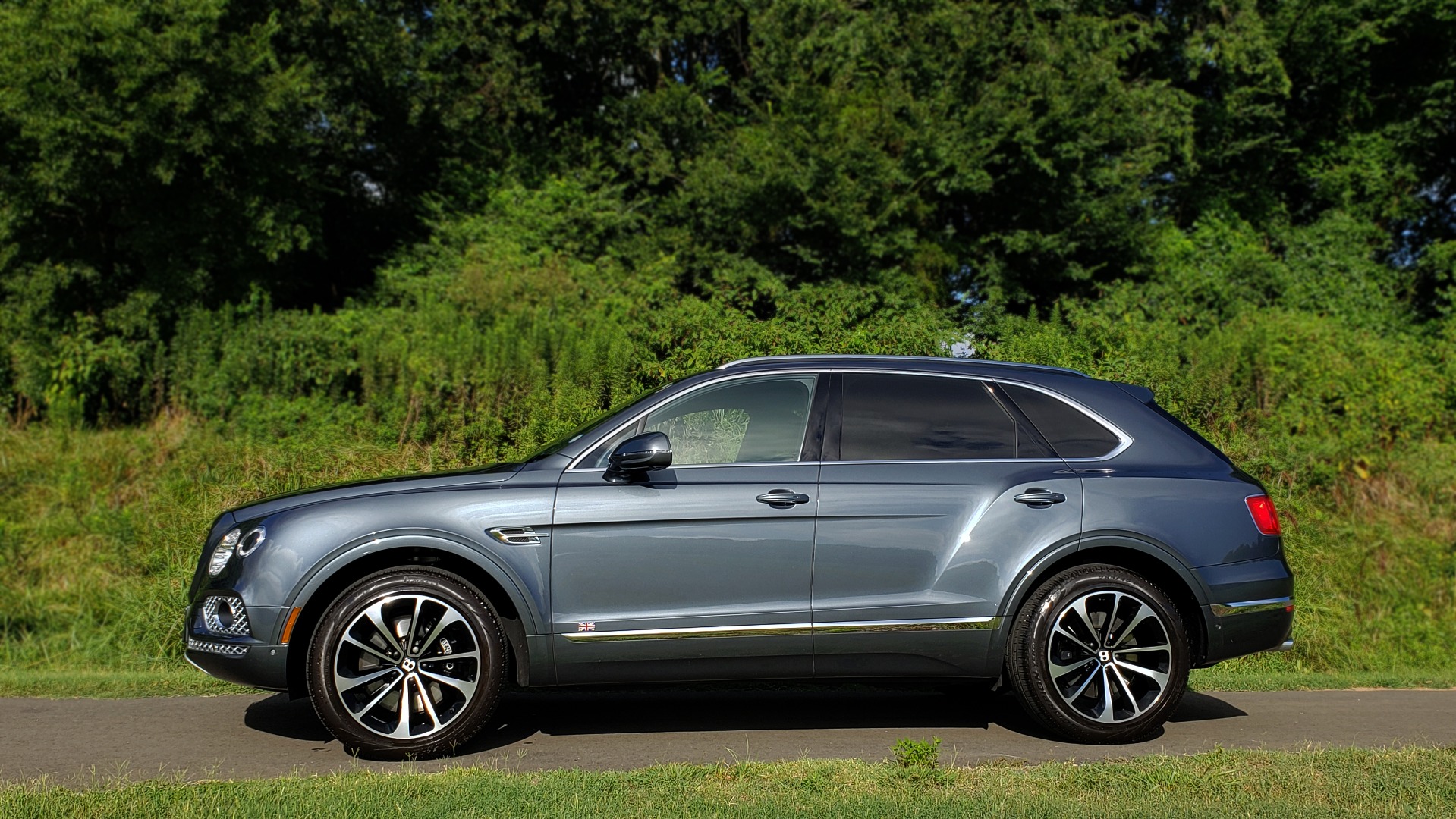 Used 2017 Bentley BENTAYGA W12 600HP / NAV / HTD SEATS / PANO-ROOF / REARVIEW / 21IN WHEELS for sale Sold at Formula Imports in Charlotte NC 28227 5