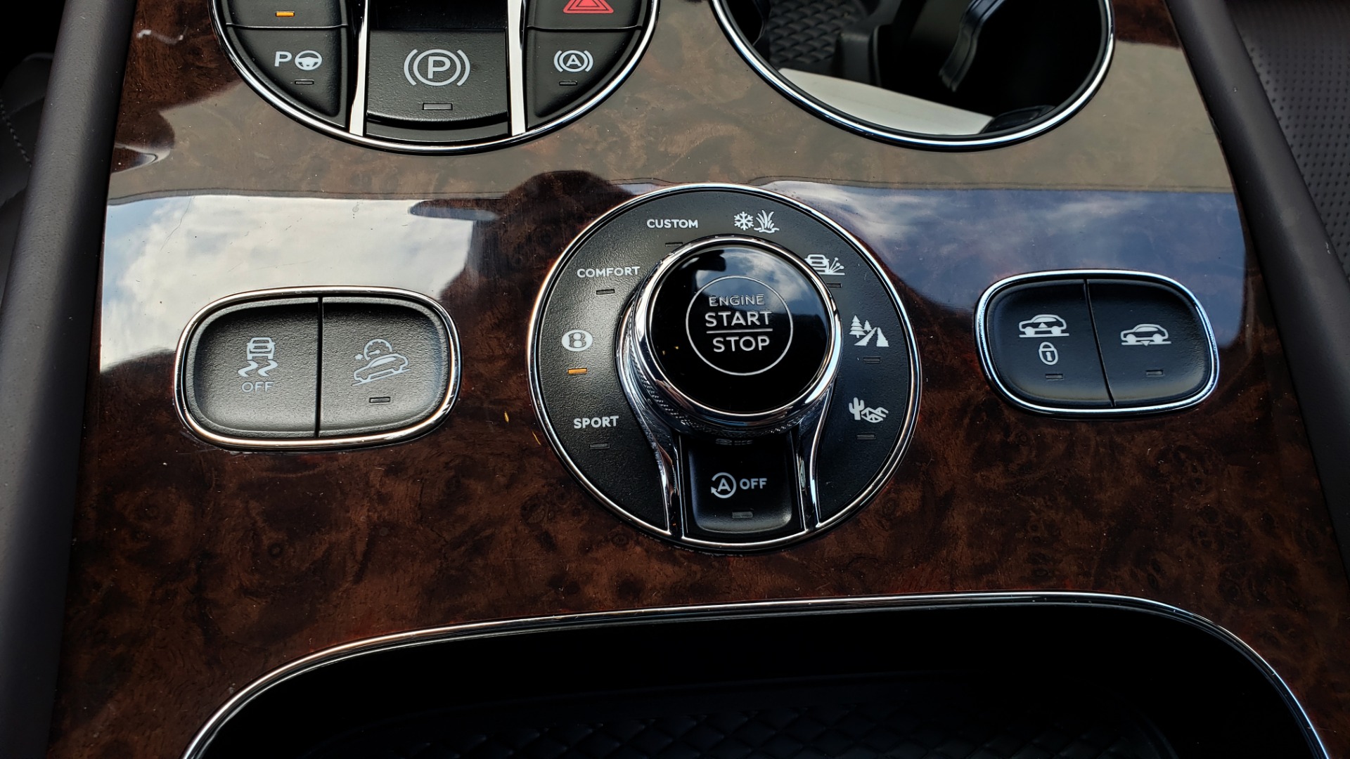Used 2017 Bentley BENTAYGA W12 600HP / NAV / HUD / PANO-ROOF / VENT SEATS / REARVIEW for sale $144,995 at Formula Imports in Charlotte NC 28227 66