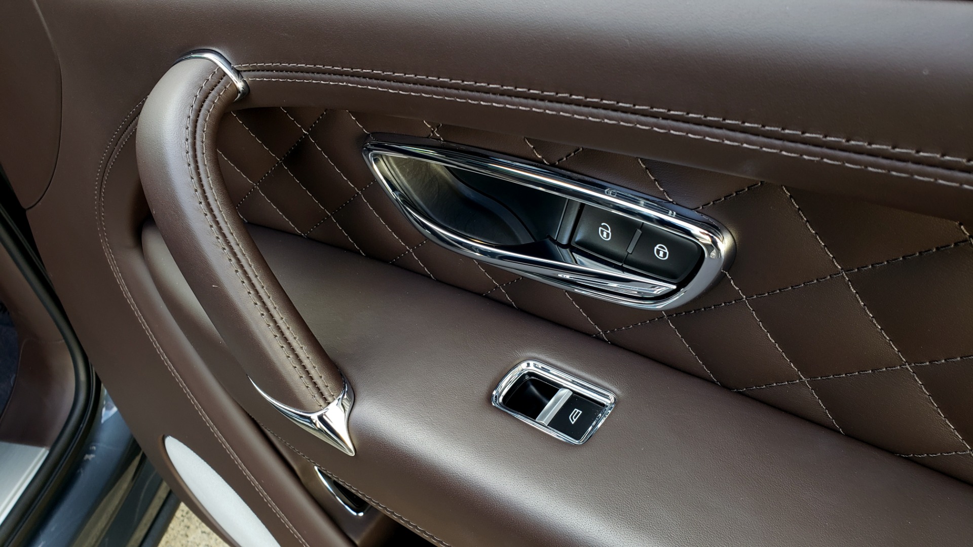 Used 2017 Bentley BENTAYGA W12 600HP / NAV / HUD / PANO-ROOF / VENT SEATS / REARVIEW for sale $144,995 at Formula Imports in Charlotte NC 28227 81