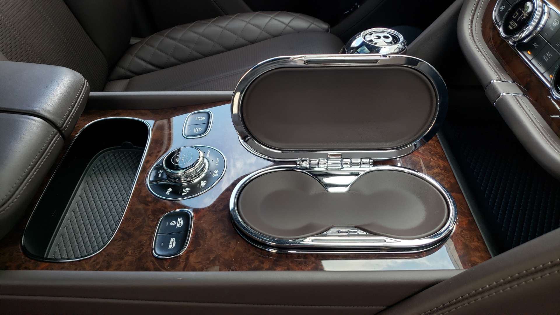 Used 2017 Bentley BENTAYGA W12 600HP / NAV / HUD / PANO-ROOF / VENT SEATS / REARVIEW for sale $144,995 at Formula Imports in Charlotte NC 28227 87