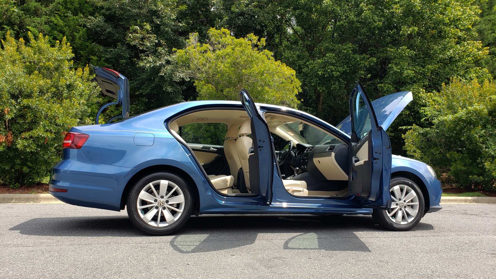Used 2016 Volkswagen JETTA SEDAN 1.4T SE W/ CONNECTIVITY / 6-SPD AUTO / HTD STS / SUNROOF / REARVIEW for sale Sold at Formula Imports in Charlotte NC 28227 10