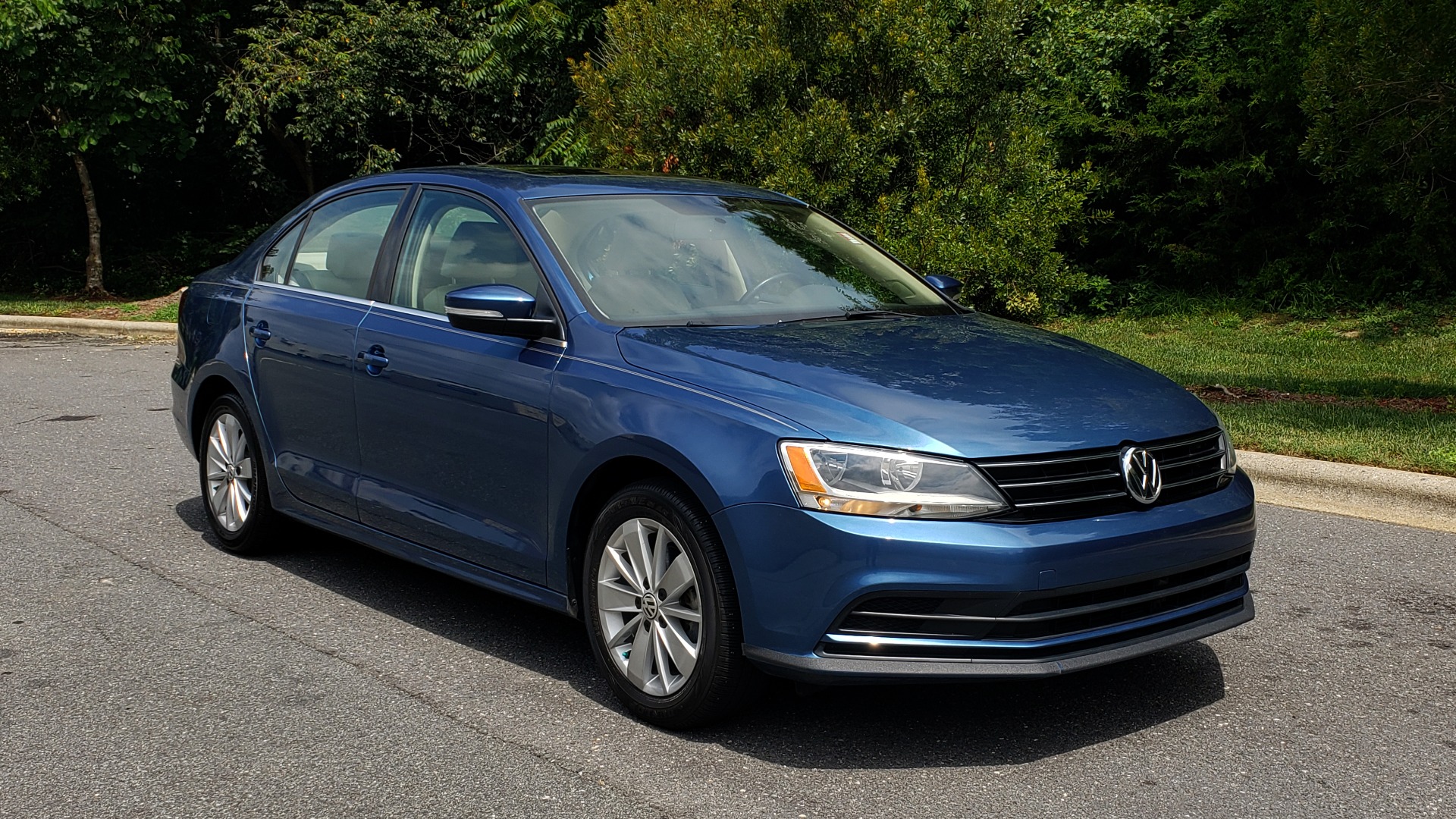 Used 2016 Volkswagen JETTA SEDAN 1.4T SE W/ CONNECTIVITY / 6-SPD AUTO / HTD STS / SUNROOF / REARVIEW for sale Sold at Formula Imports in Charlotte NC 28227 4
