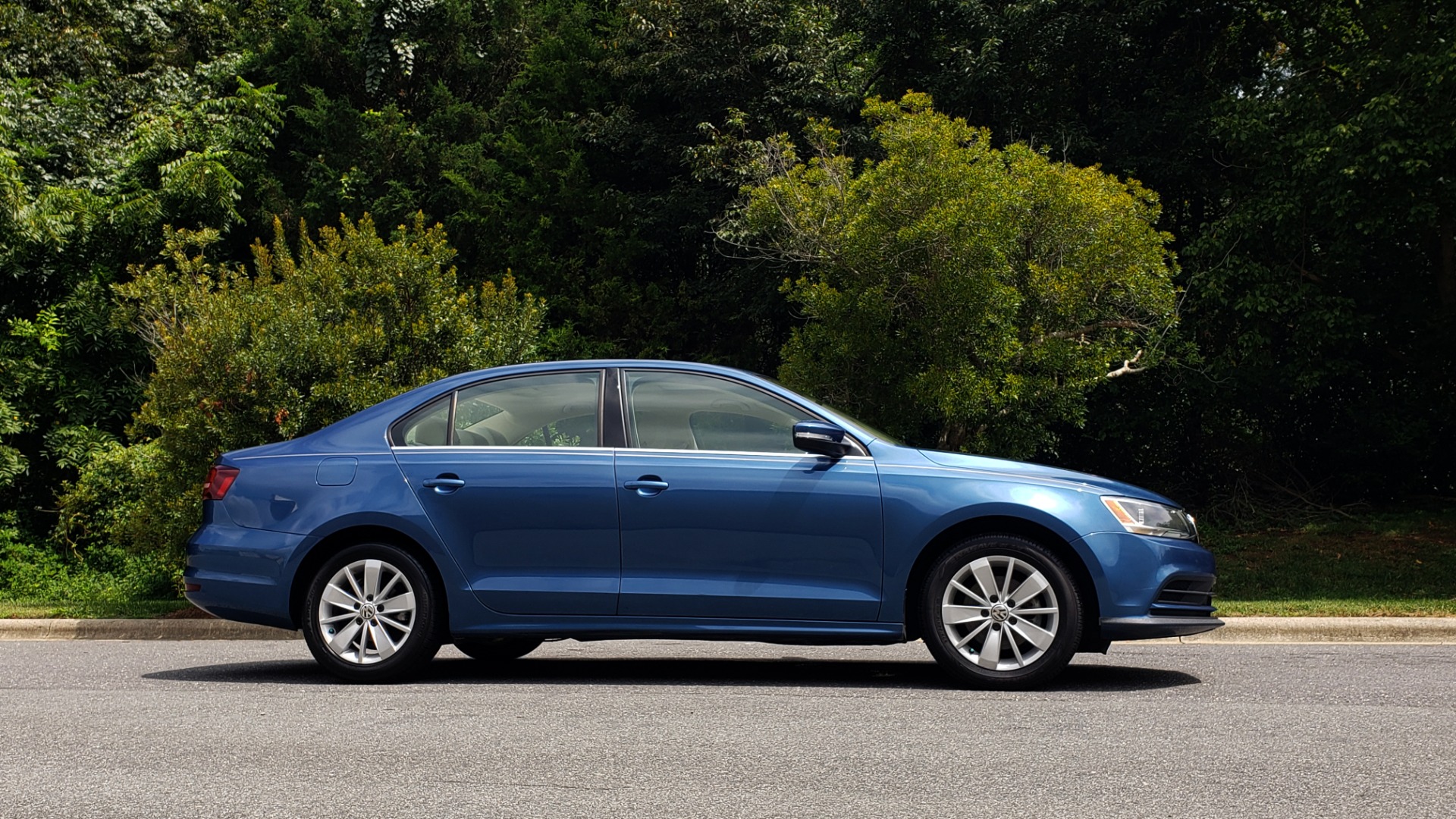 Used 2016 Volkswagen JETTA SEDAN 1.4T SE W/ CONNECTIVITY / 6-SPD AUTO / HTD STS / SUNROOF / REARVIEW for sale Sold at Formula Imports in Charlotte NC 28227 5