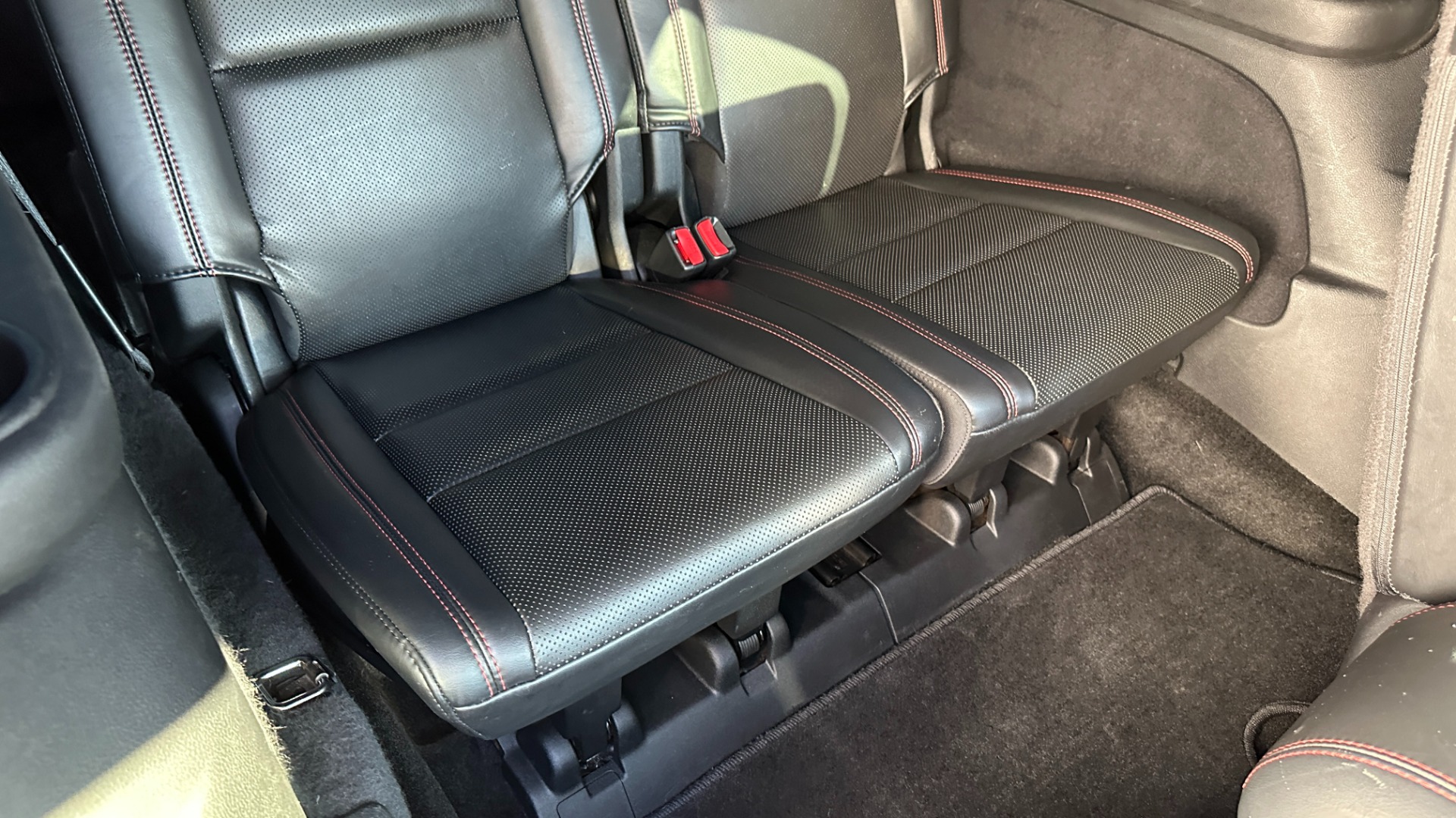 Used 2015 Dodge Durango R/T / HEMI V8 / CAPTAINS CHAIRS / 3 ROW SEATING / TECH PKG / NAPPA LEATHER for sale Sold at Formula Imports in Charlotte NC 28227 38