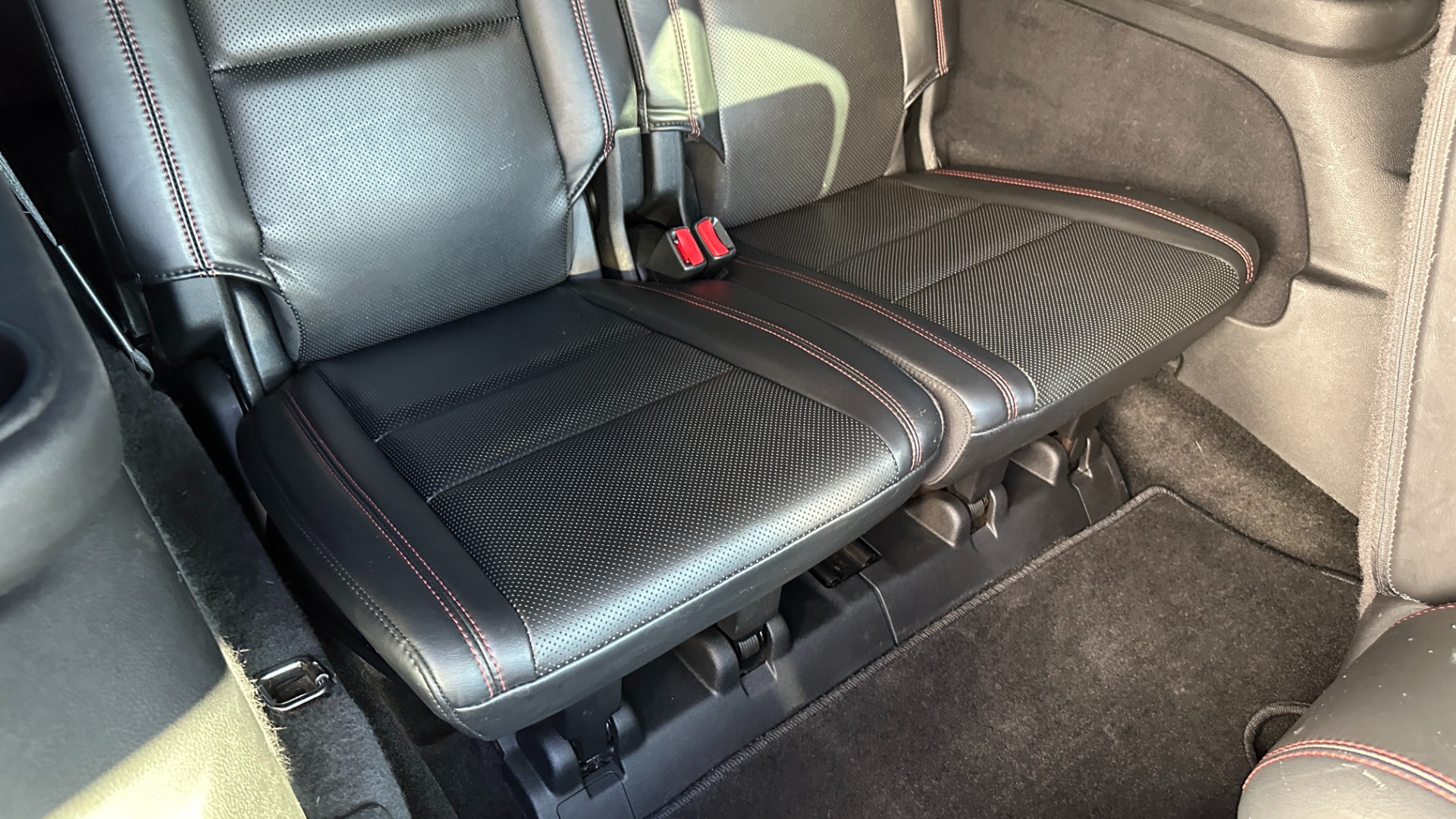 Used 2015 Dodge Durango R/T / HEMI V8 / CAPTAINS CHAIRS / 3 ROW SEATING / TECH PKG / NAPPA LEATHER  for sale Sold at Formula Imports in Charlotte NC 28227 38